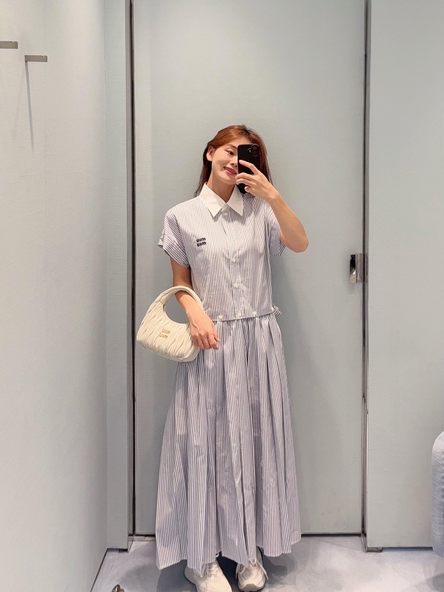 NO:456475,MiuMi* 25Ss spring and summer new style, versatile striped short-sleeved shirt and long dress, removable up and down, can be worn separately, with awesome design, original development!  High-end production!  A shirt and skirt is really an essential item in the wardrobe!  It is definitely a very design-like presence in the wardrobe!  Whether you wear it alone or with a coat, it is very good [witty]. The age-reducing effect is ~ this one must be arranged for the wardrobe!  S M L,,miumiu,skirts,jackets & coats,shirts,T-shirt,alexander wang19860909MiuMi* 25Ss春夏新款 百搭条纹短袖衬衫长款连衣裙 上下可拆卸 可分开穿搭 设计绝绝子 原版开发！高版出品！衬衫裙真的是衣柜必不可少的单品！绝对是衣柜里设计感十足的存在！无论单穿还是搭配外套都很可[机智]减龄效果分～必须给衣柜安排上这一件！码数S M L,,miumiu,skirts,jackets & coats,shirts,T-shirt,alexander wang,Women's clothing