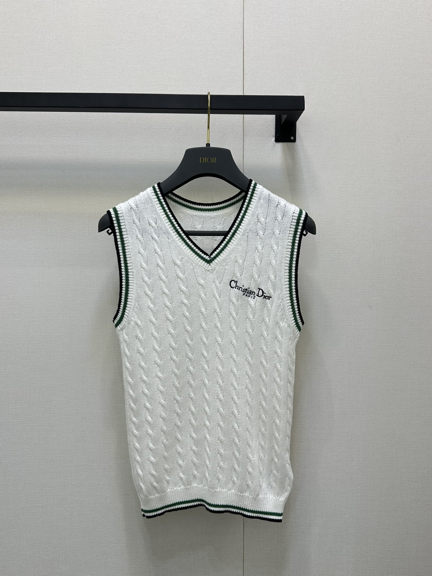 NO:457243,Dio* 25Fw early autumn new style vest knitted vest丨Exclusive yb development!  High-end production!  Eye-catching layering enhances the fashionableness of autumn and makes you look slim and layered, and the shape is easy to concave in autumn~ The retro twist pattern is woven with cotton blended yarn. The V-neck and cuffs are spliced ​​with green and black edges. The saturation is just right for the autumn atmosphere. The front is decorated with brand letters and jacquard. The whole style is simple and unique!  Classic layered yyds three-dimensional tailoring makes it look more slim and fashionable, with the upper body showing the British Academy style spot SML large-scale real shots, dior, alexander wang19860909Dio* 25Fw早秋新款 背心针织马甲丨独家yb开发！高版出品！吸睛叠穿提升秋季时髦度显瘦又有层次感,秋季轻松凹造型~ 采用棉质混纺纱线编织满件复古麻花图案 V领口和袖口是绿黑边拼接,饱和度拿捏刚好自带秋日气息,正面饰以品牌字母提花整件款式简单又不失个性！经典叠穿yyds 立体剪裁显得更加修身时尚,上身呈现英伦学院风 现货 SML大货实拍,,dior,alexander wang,Women's clothing