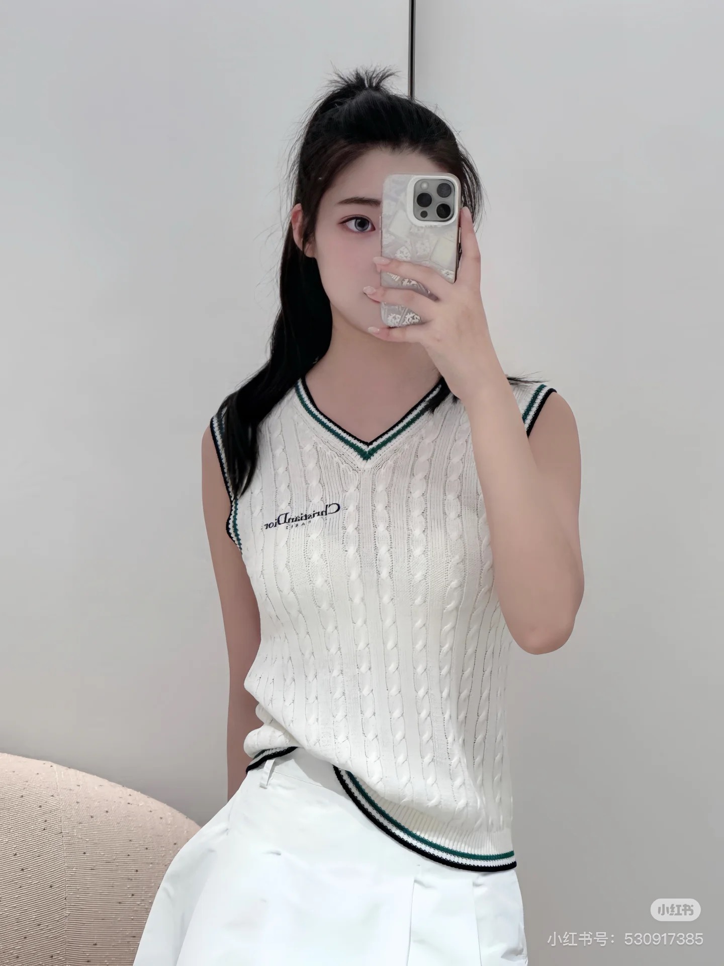 NO:457248,Dio* 25Fw early autumn new style vest knitted vest丨Exclusive yb development!  High-end production!  Eye-catching layering enhances the fashionableness of autumn and makes you look slim and layered, and the shape is easy to concave in autumn~ The retro twist pattern is woven with cotton blended yarn. The V-neck and cuffs are spliced ​​with green and black edges. The saturation is just right for the autumn atmosphere. The front is decorated with brand letters and jacquard. The whole style is simple and unique!  Classic layered yyds three-dimensional tailoring makes it look more slim and fashionable, with the upper body showing a British college style SML, dior, alexander wang19860909Dio* 25Fw早秋新款 背心针织马甲丨独家yb开发！高版出品！吸睛叠穿提升秋季时髦度显瘦又有层次感,秋季轻松凹造型~ 采用棉质混纺纱线编织满件复古麻花图案 V领口和袖口是绿黑边拼接,饱和度拿捏刚好自带秋日气息,正面饰以品牌字母提花整件款式简单又不失个性！经典叠穿yyds 立体剪裁显得更加修身时尚,上身呈现英伦学院风 现货 SML,,dior,alexander wang,Women's clothing