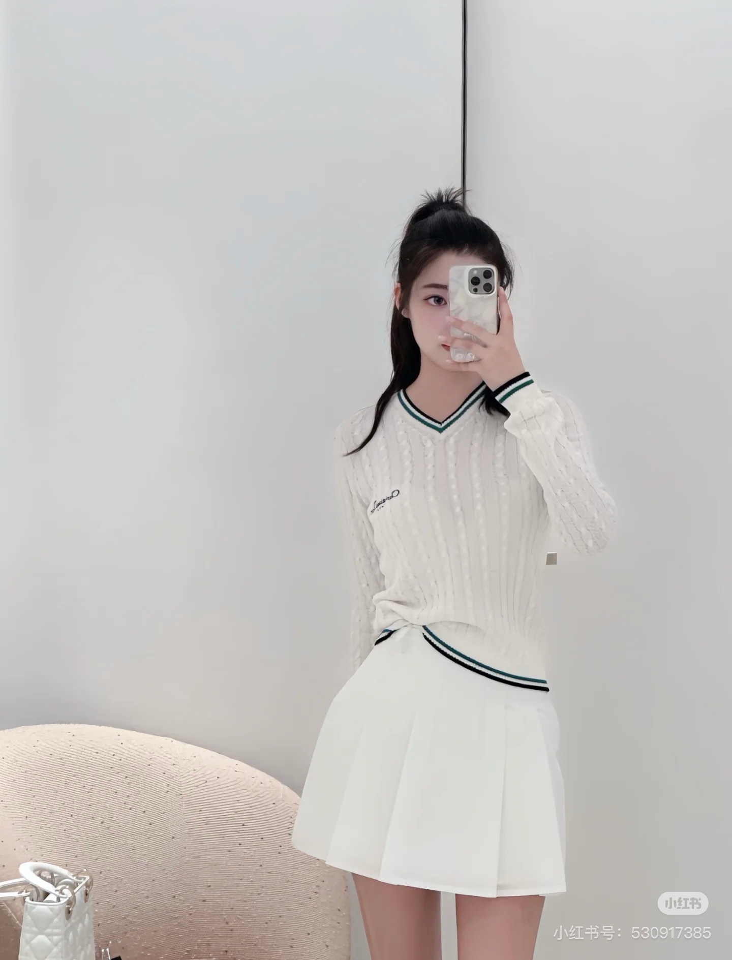 NO:457238,Dio* 25Fw early autumn new vest knitted long sleeves. Original development!  High-end production!  Eye-catching layering enhances the fashionableness of autumn and makes you look slim and layered, and the shape is easy to concave in autumn~ The retro twist pattern is woven with cotton blended yarn. The V-neck and cuffs are spliced ​​with green and black edges. The saturation is just right for the autumn atmosphere. The front is decorated with brand letters and jacquard. The whole style is simple and unique!  Classic layered yyds three-dimensional tailoring makes it look more slim and fashionable, with the upper body showing a British college style SML, dior, alexander wang19860909Dio* 25Fw早秋新款 背心针织长袖.原版开发！高版出品！吸睛叠穿提升秋季时髦度显瘦又有层次感,秋季轻松凹造型~ 采用棉质混纺纱线编织满件复古麻花图案 V领口和袖口是绿黑边拼接,饱和度拿捏刚好自带秋日气息,正面饰以品牌字母提花整件款式简单又不失个性！经典叠穿yyds 立体剪裁显得更加修身时尚,上身呈现英伦学院风 现货 SML,,dior,alexander wang,Women's clothing