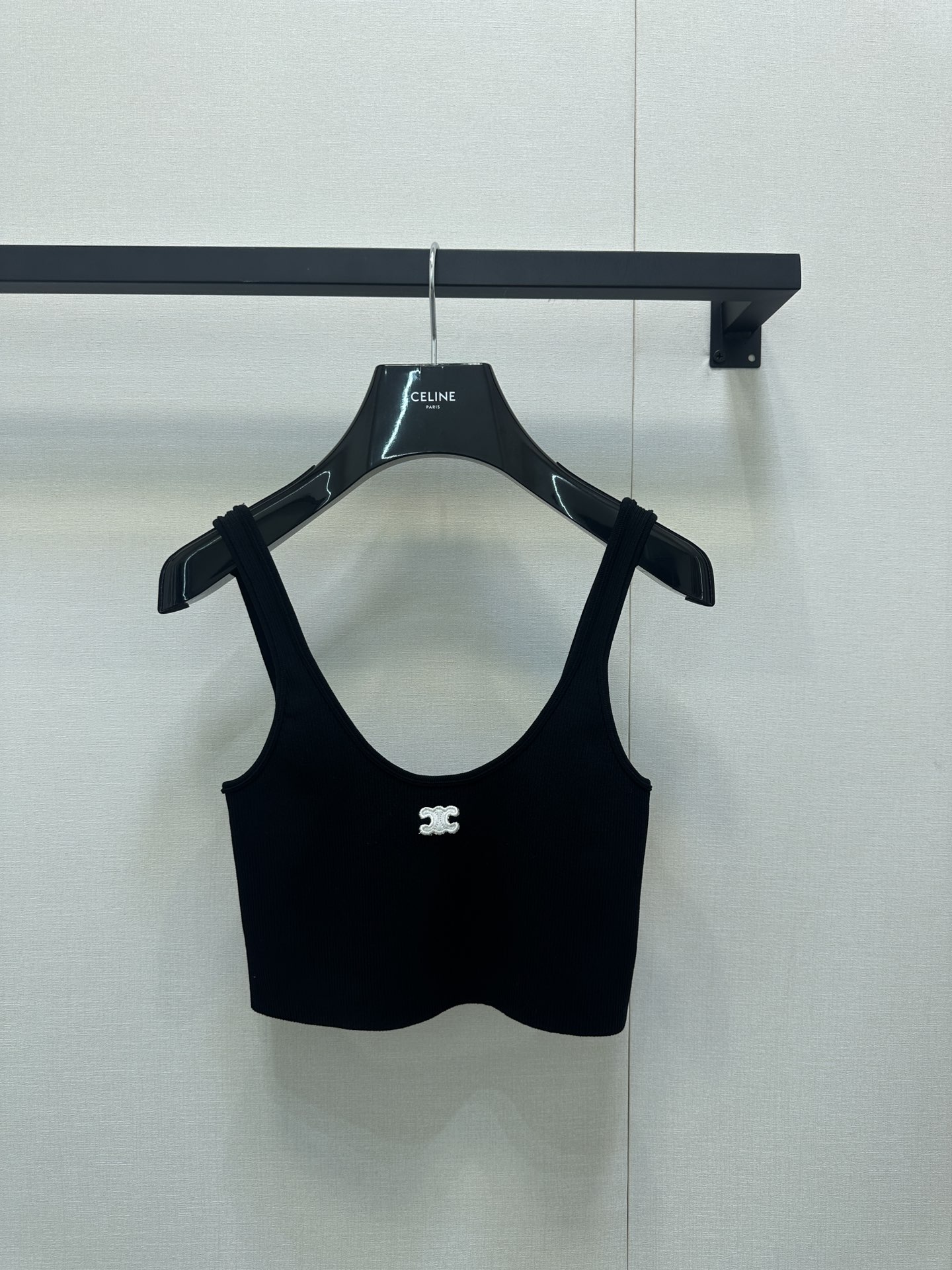 NO:457262,CELIN*25 summer new classic Arc de Triomphe hook vest, original details picture purchased, black, quality, three-dimensional, visible to the naked eye, the upper body effect is very good, randomly matched with jeans, showing high-end and fashionable, and very low-key, classic and versatile style, a style that is released almost every year, real shot of SML large-scale goods, celine, jeans, alexander wang19860909CELIN*25夏季新款经典凯旋门勾花背心 细节图原版购入 黑色 看品质 立体度 肉眼可见 上身效果非常好看 随意搭配牛仔裤 显高级时尚感 又很低调 经典百搭的款式 几乎每年都会出的一个版型 SML大货实拍,,celine,jeans,alexander wang,Women's clothing