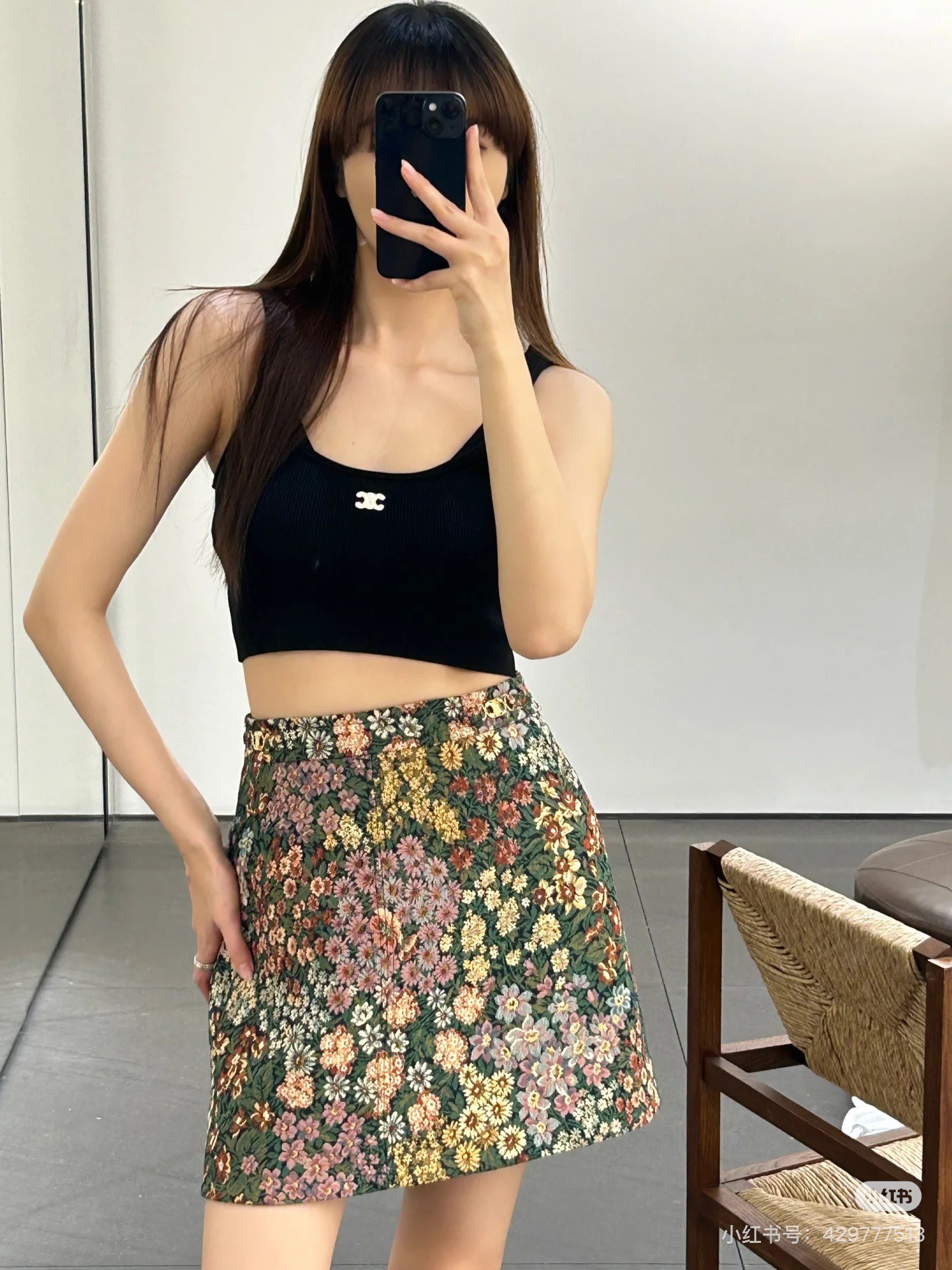 NO:457266,CELIN*25 summer new classic Arc de Triomphe vest, original details picture purchased, black, quality, three-dimensional, visible to the naked eye, the upper body effect is very good, randomly matched with jeans, showing high-end and fashionable, and very low-key, classic and versatile style, a style that is almost every year SML, celine, jeans, alexander wang19860909CELIN*25夏季新款经典凯旋门勾花背心 细节图原版购入 黑色 看品质 立体度 肉眼可见 上身效果非常好看 随意搭配牛仔裤 显高级时尚感 又很低调 经典百搭的款式 几乎每年都会出的一个版型 SML,,celine,jeans,alexander wang,Women's clothing