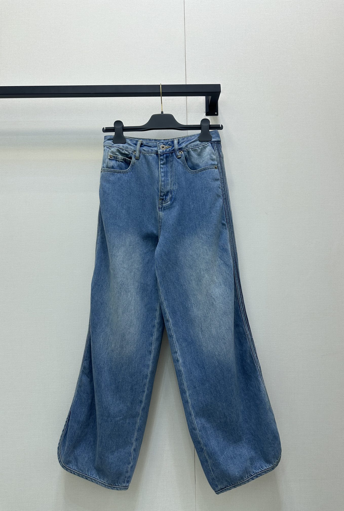 NO:457253,Loew* 25Ss spring and summer new style retro embroidered logo denim jeans trousers. Original development!  High-end production!  It uses imported denim jean fabric. logo embroidery. The overall design is very distinctive. It is charming and long legs are easily owned. The yb open-mould buttons have a very good texture. Various T-shirts and tops are easily matched!  Spot SML big-ticket real shot, loewe, tees, t-shirt, alexander wang19860909Loew* 25Ss春夏新款 复古刺绣logo丹宁牛仔长裤.原版开发！高版出品！采用进口丹宁牛仔面料.logo徽标刺绣,整体的设计非常有特色的,迷人大长腿轻松拥有,yb开模扣子质感超好,各种T恤上衣轻松搭配！现货 SML大货实拍,,loewe,tees，t-shirt,alexander wang,Women's clothing