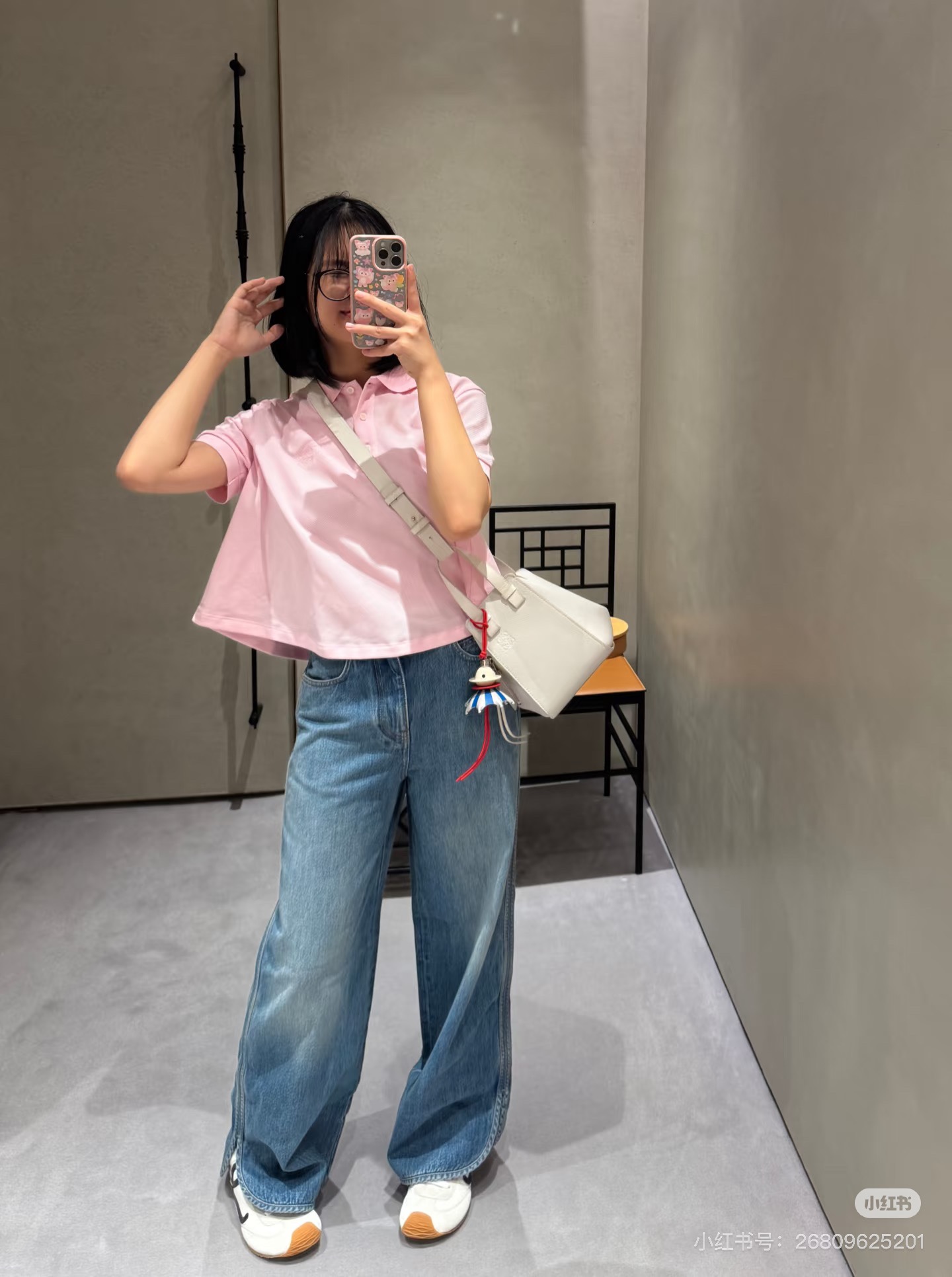 NO:457258,Loew* 25Ss spring and summer new style retro embroidered logo denim jeans trousers. Original development!  High-end production!  It uses imported denim jean fabric. logo embroidery. The overall design is very distinctive. It is charming and long legs are easily owned. The yb open-mould buttons have a very good texture. Various T-shirts and tops are easily matched!  Spot SML, loewe,tees,t-shirt,alexander wang19860909Loew* 25Ss春夏新款 复古刺绣logo丹宁牛仔长裤.原版开发！高版出品！采用进口丹宁牛仔面料.logo徽标刺绣,整体的设计非常有特色的,迷人大长腿轻松拥有,yb开模扣子质感超好,各种T恤上衣轻松搭配！现货 SML,,loewe,tees，t-shirt,alexander wang,Women's clothing