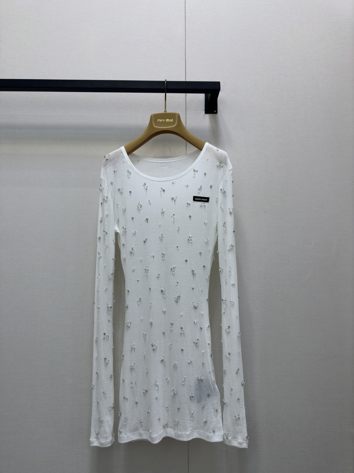 NO:457688,Miumi*25 FW early autumn new style, whole hand-sewn glass diamond long-sleeved base T-shirt skirt. Original development, high-end production!  1:1 The glass diamond is more flashing and brighter. This base shirt is so beautiful. The hot girl is rushing hard!  The full-scoring version of the film is really great to show off your figure. It visually lengthens the proportion of the human body and looks slimmer and easy to grasp the temperament and sexy style!  It is very good in daily life, whether it is single or base. If you want a distinctive base shirt in the wardrobe that you can wear at all times, don’t miss it. Everyone has a very comfortable upper body item. Close your eyes and put it in. Sisters, don’t worry!  Spot SML big-ticket real shot, miumiu, skirts, tees, t-shirt, alexander wang19860909Miumi*25 FW早秋新款 整件手工缝制玻璃钻长袖打底T恤衫裙.原版开发 高版出品！1:1玻璃钻更闪更亮 这件打底衫也太好看了吧辣妹狠狠冲！出片效果打满分版型真的巨显身材 视觉上拉长人体的比例 显得更加苗条轻轻松松拿捏气质性感风！日常无论是单穿还是打底 都很出彩 想要衣柜里有一件可以时时刻刻穿得出去的有特点的打底衫真的别错过上身巨舒服人手一件 闭眼入的单品 姐妹们放心入就对了！现货 SML大货实拍,,miumiu,skirts,tees，t-shirt,alexander wang,Women's clothing