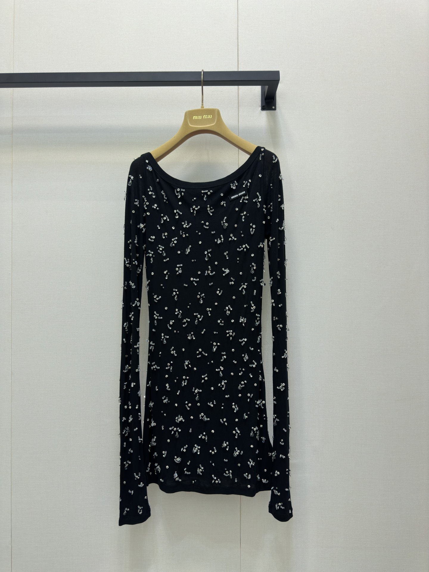 NO:457700,Miumi*25 FW early autumn new style, whole hand-sewn glass diamond long-sleeved base T-shirt skirt. Original development, high-end production!  1:1 The glass diamond is more flashing and brighter. This base shirt is so beautiful. The hot girl is rushing hard!  The full-scoring version of the film is really great to show off your figure. It visually lengthens the proportion of the human body and looks slimmer and easy to grasp the temperament and sexy style!  It is very good in daily life, whether it is single or base. If you want a distinctive base shirt in the wardrobe that you can wear at all times, don’t miss it. Everyone has a very comfortable upper body item. Close your eyes and put it in. Sisters, don’t worry!  Spot SML big-ticket real shot, miumiu, skirts, tees, t-shirt, alexander wang19860909Miumi*25 FW早秋新款 整件手工缝制玻璃钻长袖打底T恤衫裙.原版开发 高版出品！1:1玻璃钻更闪更亮 这件打底衫也太好看了吧辣妹狠狠冲！出片效果打满分版型真的巨显身材 视觉上拉长人体的比例 显得更加苗条轻轻松松拿捏气质性感风！日常无论是单穿还是打底 都很出彩 想要衣柜里有一件可以时时刻刻穿得出去的有特点的打底衫真的别错过上身巨舒服人手一件 闭眼入的单品 姐妹们放心入就对了！现货 SML大货实拍,,miumiu,skirts,tees，t-shirt,alexander wang,Women's clothing