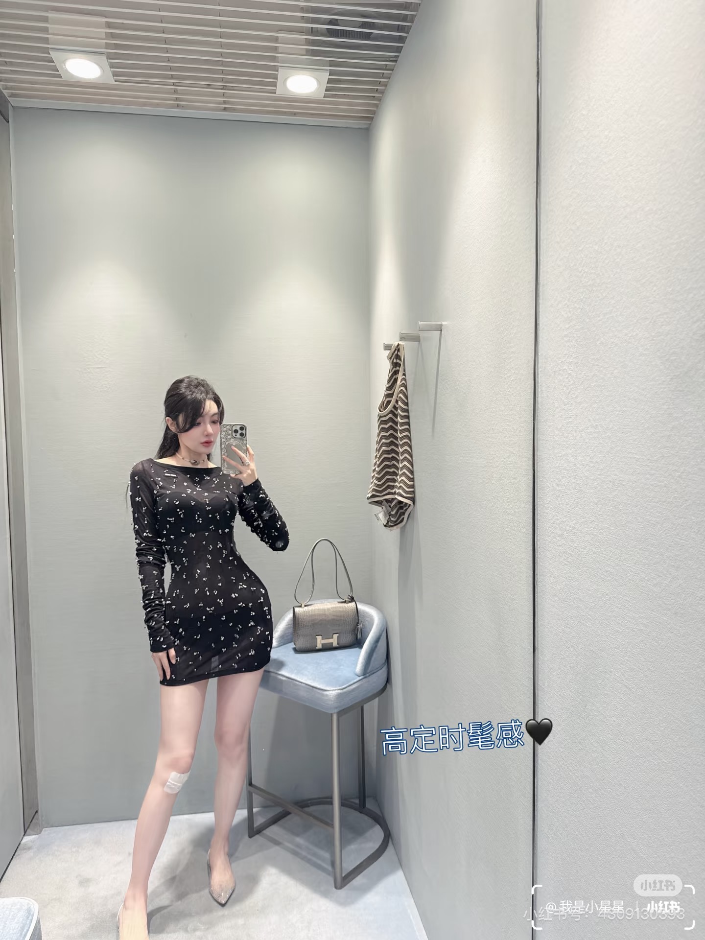 NO:457694,Miumi*25 FW early autumn new style, whole hand-sewn glass diamond long-sleeved base T-shirt skirt. Original development, high-end production!  1:1 The glass diamond is more flashing and brighter. This base shirt is so beautiful. The hot girl is rushing hard!  The full-scoring version of the film is really great to show off your figure. It visually lengthens the proportion of the human body and looks slimmer and easy to grasp the temperament and sexy style!  It is very good in daily life, whether it is single or base. If you want a distinctive base shirt in the wardrobe that you can wear at all times, don’t miss it. Everyone has a very comfortable upper body item. Close your eyes and put it in. Sisters, don’t worry!  Spot SML, miumiu, skirts,tees,t-shirt,alexander wang19860909Miumi*25 FW早秋新款 整件手工缝制玻璃钻长袖打底T恤衫裙.原版开发 高版出品！1:1玻璃钻更闪更亮 这件打底衫也太好看了吧辣妹狠狠冲！出片效果打满分版型真的巨显身材 视觉上拉长人体的比例 显得更加苗条轻轻松松拿捏气质性感风！日常无论是单穿还是打底 都很出彩 想要衣柜里有一件可以时时刻刻穿得出去的有特点的打底衫真的别错过上身巨舒服人手一件 闭眼入的单品 姐妹们放心入就对了！现货 SML,,miumiu,skirts,tees，t-shirt,alexander wang,Women's clothing