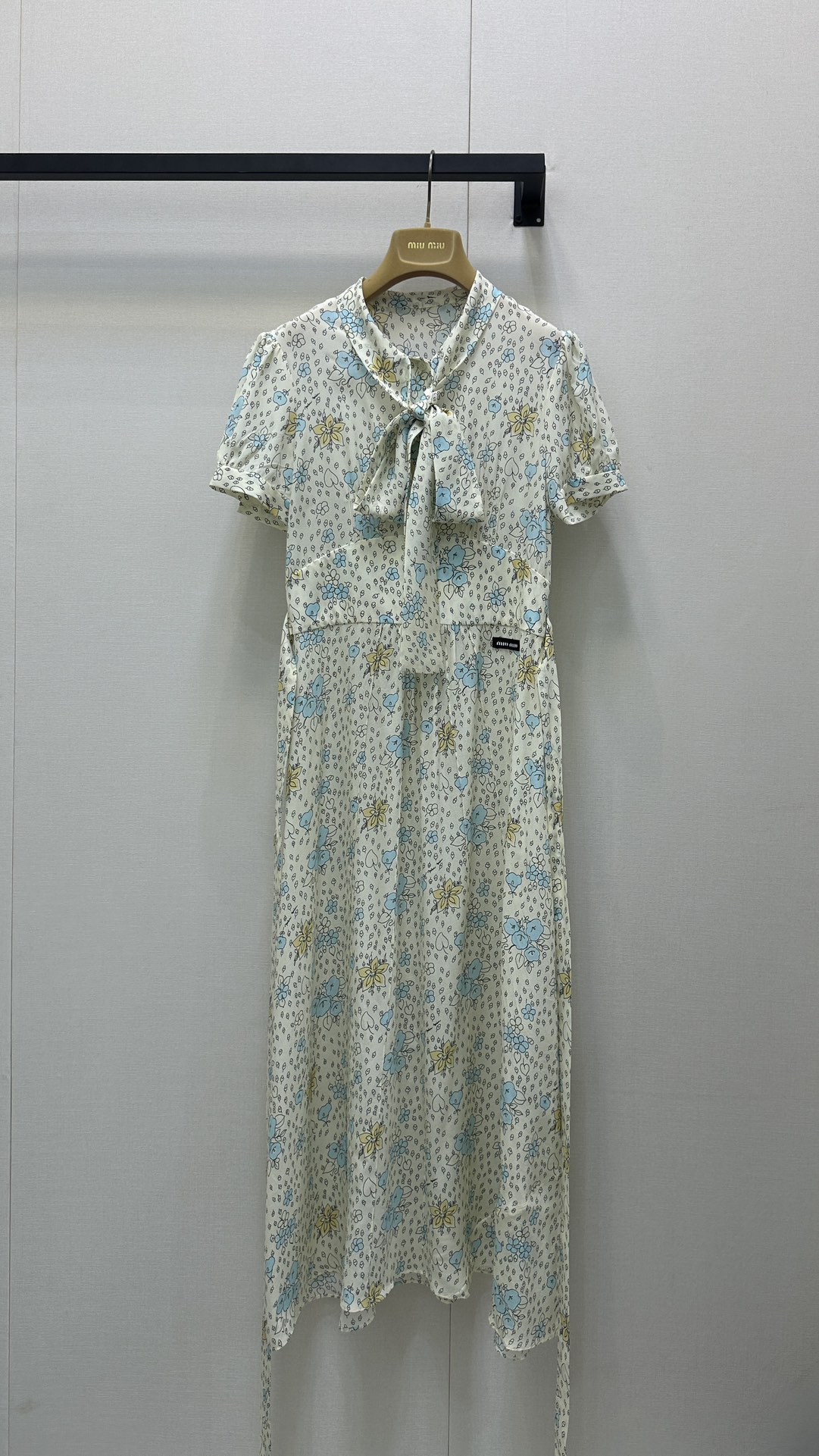 NO:457706,MiuMi* 25FW early autumn new style floral print V-neck silk lace-up bow waist long short-sleeved dress 丨Original development High-end production!  The silk material is super elegant and contrasting color V-neck design reduces age. The upper body looks slim and tall, and it shows great temperament. Romantic and versatile and fashionable. The color matching is full of retro feel. The whole piece looks fashionable and fashionable. The workmanship quality depends on the details. Spot SML large-scale real shots, miumiu, skirts, T-shirt, real silk, alexander wang19860909MiuMi* 25FW早秋新款 花卉印花V领真丝系带蝴蝶结收腰长款短袖连衣裙丨原版开发 高版出品！真丝材质整体超级有气质撞色V领设计减龄 上身显瘦显高巨显气质 浪漫百搭又时髦 配色复古感十足 显得整件洋气又时髦 做工品质看细节 现货SML大货实拍,,miumiu,skirts,T-shirt,real silk,alexander wang,Women's clothing