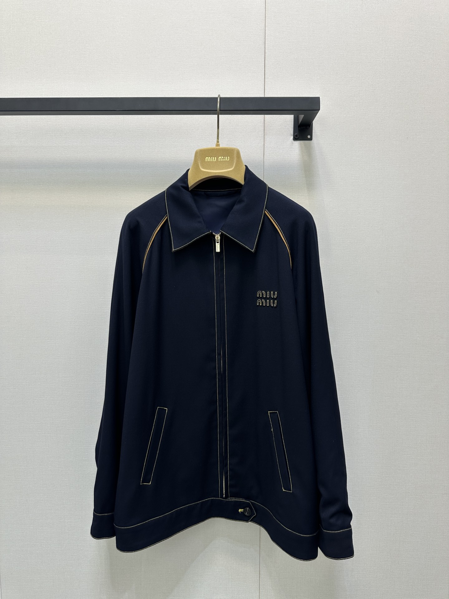 NO:457715,(Coat) Miumiu25SS early autumn new style, college style contrasting color splicing outline jacket jacket, navy blue tone and golden stitching, low-key and high-end, perfect interpretation of British retro style, can be easily controlled with skirts or jeans, and the fashionable feeling is full! Moreover, its style is really amazing, the design perfectly lengthens the body proportions, and small girls can easily hold it. The detailed design of lapels and zippers is the finishing touch, which is warm and handsome, and wears it out. Exquisite outfits and easy to control the high-end sense. Whoever wears this jacket looks good~ The same style for men and women, I know my version of SML large-scale real shots,,miumiu, skirts, jeans, jackets & coats, jackets & coats, alexander wang19860909（外套）Miumiu25SS早秋新款 学院风撞色拼接轮廓夹克外套 藏蓝色的基调搭配金色缝线,低调中透着高级感 完美诠释了英伦复古风 无论是搭配裙子还是牛仔裤 都能轻松驾驭 时髦感拉满! 而且它的版型真的绝了,设计完美拉长身材比例,小个子女生也能轻松hold住 翻领和拉链的细节设计更是点睛之笔,既保暖又不失帅气感穿上它出门 精致穿搭 轻松驾驭高级感 这件外套谁穿谁好看～男女同款 认准我家版本现货SML大货实拍,,miumiu,skirts,jeans,jackets & coats,jackets & coats,alexander wang,Women's clothing