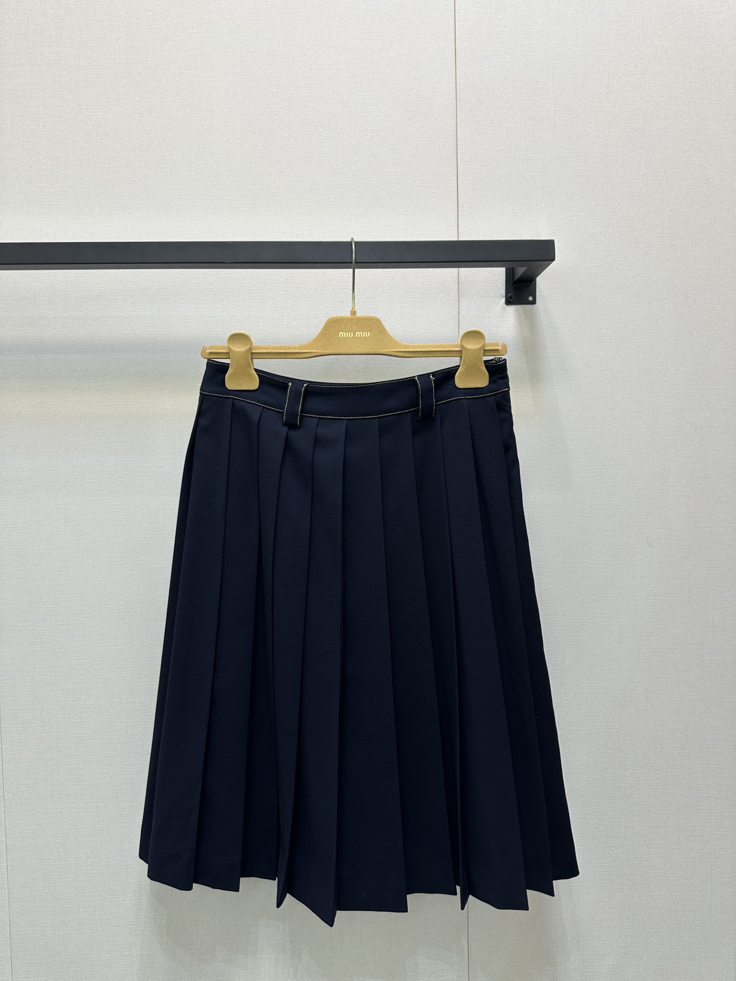 NO:457725,(Skirt) Miumiu25SS early autumn new style, college style hidden blue gold line letter pleated mid-length skirt, jacket jacket, navy blue tone and golden stitching, low-key and high-end, perfect interpretation of British retro style, fashionable and full of fashion! The logo details are the finishing touch, a set of exquisite outfits, easy to control the sense of high-end, retro college style text girls must enter~ Identify my version of spot SML large-scale real shots,,miumiu, skirts, jackets & coats, jackets & coats, alexander wang19860909（半身裙）Miumiu25SS早秋新款 学院风藏蓝金线字母百褶中长裙 夹克外套 藏蓝色的基调搭配金色缝线,低调中透着高级感 完美诠释了英伦复古风 时髦感拉满! 徽标细节设计更是点睛之笔 一套精致穿搭 轻松驾驭高级感 复古学院风文字少女必入～认准我家版本现货SML大货实拍,,miumiu,skirts,jackets & coats,jackets & coats,alexander wang,Women's clothing