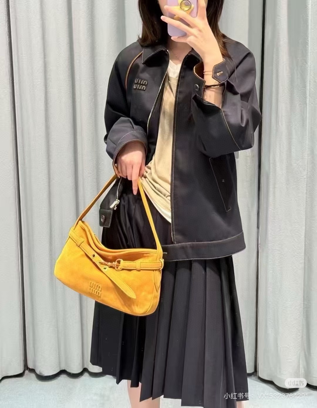 NO:457729,(Skirt) Miumiu25SS early autumn new style, college style hidden blue gold line letter pleated mid-length skirt, jacket jacket, navy blue tone and golden stitching, low-key and high-end, perfect interpretation of British retro style, fashionable and full of fashion! The logo details design is the finishing touch, a set of exquisite outfits, easy to control the sense of high-end, retro college style text girls must enter~ Identify my version of spot SML,,miumiu, skirts, jackets & coats, jackets & coats, alexander wang19860909（半身裙）Miumiu25SS早秋新款 学院风藏蓝金线字母百褶中长裙 夹克外套 藏蓝色的基调搭配金色缝线,低调中透着高级感 完美诠释了英伦复古风 时髦感拉满! 徽标细节设计更是点睛之笔 一套精致穿搭 轻松驾驭高级感 复古学院风文字少女必入～认准我家版本现货SML,,miumiu,skirts,jackets & coats,jackets & coats,alexander wang,Women's clothing