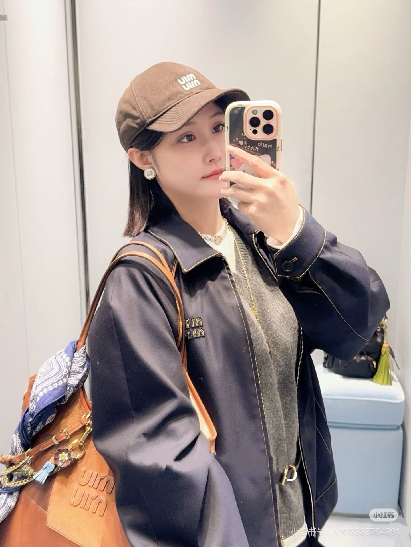 NO:457720,(Coat) Miumiu25SS early autumn new style, college style contrasting color stitching jacket, navy blue tone and golden stitching, low-key and high-end, perfect interpretation of British retro style, can be easily controlled by skirts or jeans, and the fashionable feeling is full! Moreover, its style is really amazing, the design perfectly lengthens the body proportions, and small girls can easily hold it. The detailed design of lapels and zippers is the finishing touch, which is warm and handsome, and wears it out. Exquisite outfits and easy to control the high-end sense. Whoever wears this jacket looks good~ The same style for men and women, please see my version of SML,,miumiu, skirts, jeans, jackets & coats, jackets & coats, alexander wang19860909（外套）Miumiu25SS早秋新款 学院风撞色拼接轮廓夹克外套 藏蓝色的基调搭配金色缝线,低调中透着高级感 完美诠释了英伦复古风 无论是搭配裙子还是牛仔裤 都能轻松驾驭 时髦感拉满! 而且它的版型真的绝了,设计完美拉长身材比例,小个子女生也能轻松hold住 翻领和拉链的细节设计更是点睛之笔,既保暖又不失帅气感穿上它出门 精致穿搭 轻松驾驭高级感 这件外套谁穿谁好看～男女同款 认准我家版本现货SML,,miumiu,skirts,jeans,jackets & coats,jackets & coats,alexander wang,Women's clothing