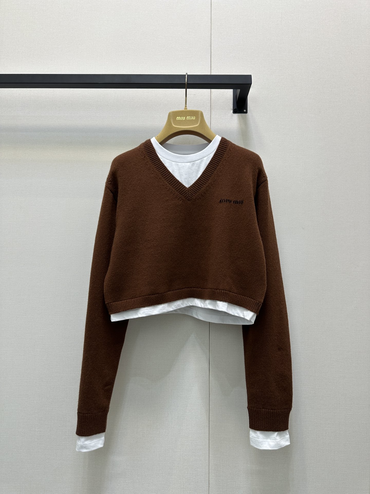 NO:457733,Miumiu25SS early autumn new model, fake two-piece logo letter short sweater fake two-piece v neck tricks, modify neck lines, layered white inner layer, full of layering, small short style upper body to modify body line proportion, visual effect is super perfect, cashmere coffee brown tone to brighten the skin tone, whitening and slimming style, the atmosphere of autumn is really amazing ~ with jeans is a lazy Korean style, Identify my version, spot SML large-scale real shot,, miumiu, jeans, sweaters, alexander wang19860909Miumiu25SS早秋新款 假两件徽标字母短款毛衣假两件v 领小心机 修饰颈部线条 叠穿白色内搭,层次感十足 小短款版型上身修饰身线比例 视觉效果超完美 山羊绒咖啡棕色调上身提亮肤色 显白显瘦版型 秋意渐浓的氛围感真的绝绝子 ～配牛仔裤就是韩系慵懒风 认准我家版本 现货SML大货实拍,,miumiu,jeans,sweaters,alexander wang,Women's clothing