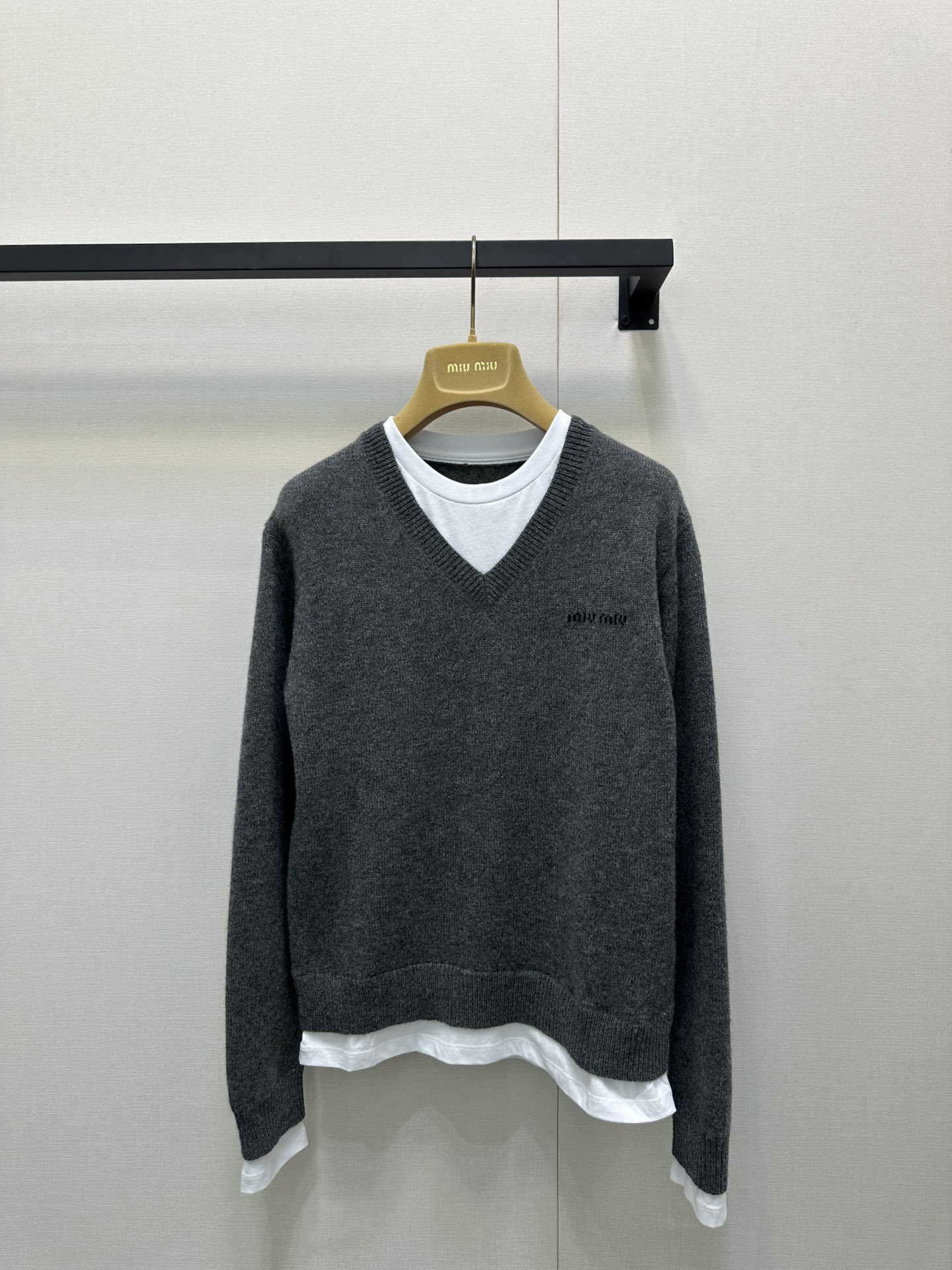 NO:457740,Miumiu25Fw early autumn new model, gray fake two-piece spliced ​​V-neck long-sleeved sweater丨Exclusive yb development!  High-end production!  Cashmere wool blended yarn is decorated with brand logo embroidery logo. White ribbed round neck cuff spliced ​​hem design, slightly loose style, lazy and slimming, fashionable and versatile!  Identify my version of S M L large-scale real-time photos, miumiu, alexander wang19860909Miumiu25Fw早秋新款 灰色假两件拼接V领长袖针织衫丨独家yb开发！高版出品！羊绒羊毛混纺纱线 饰有品牌标识刺绣徽标 白色罗纹圆领袖口拼接下摆撞色设计,微宽松版型,懒惰又显瘦,减龄时尚超级百搭！认准我家版本S M L大货实拍,,miumiu,alexander wang,Women's clothing