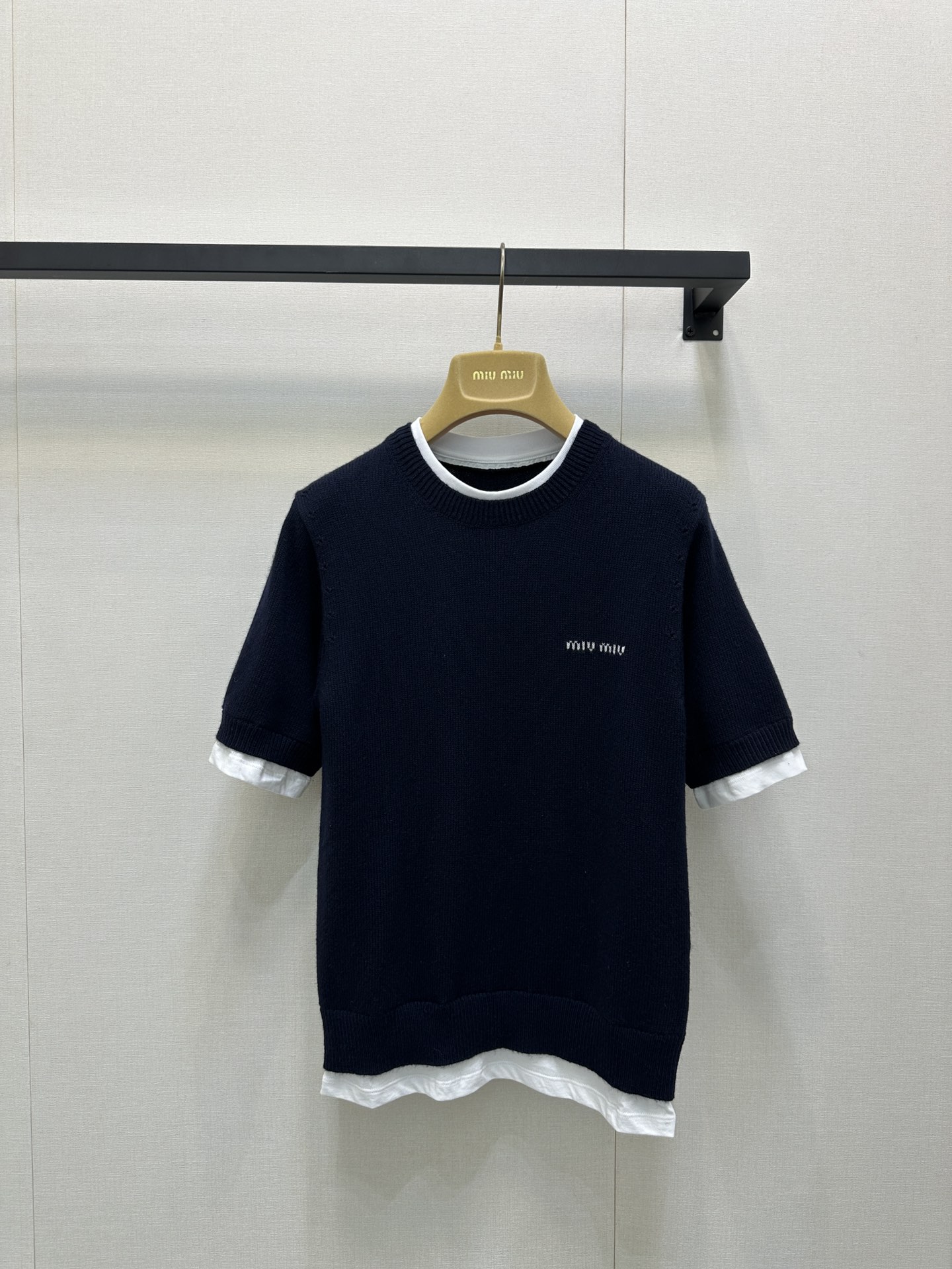 NO:457747,Miumi* 25Fw early autumn new model, visual fake two-piece design contrasting color stacked round neck knit top丨Exclusive yb development!  High-end production!  A slightly loose fit!  Age-reducing college-style miu girl outfits!  The elegant girlish style has a sweet and sweet style. The original customized version makes the upper body look huge!  Imported cashmere wool yarn is soft and delicate!  Depend on the workmanship quality, please see the details and identify my version. S M L large-scale products real photos, miumiu, alexander wang19860909Miumi* 25Fw早秋新款 视觉假两件设计撞色叠搭圆领针织上衣丨独家yb开发！高版出品！微宽松版型！减龄学院风miu系少女穿搭！气质少女风小短款设计减龄甜美气息.原版定制版型上身巨显瘦！进口羊绒绵羊毛纱线软糯细腻！做工品质看细节认准我家版本 码数S M L大货实拍,,miumiu,alexander wang,Women's clothing