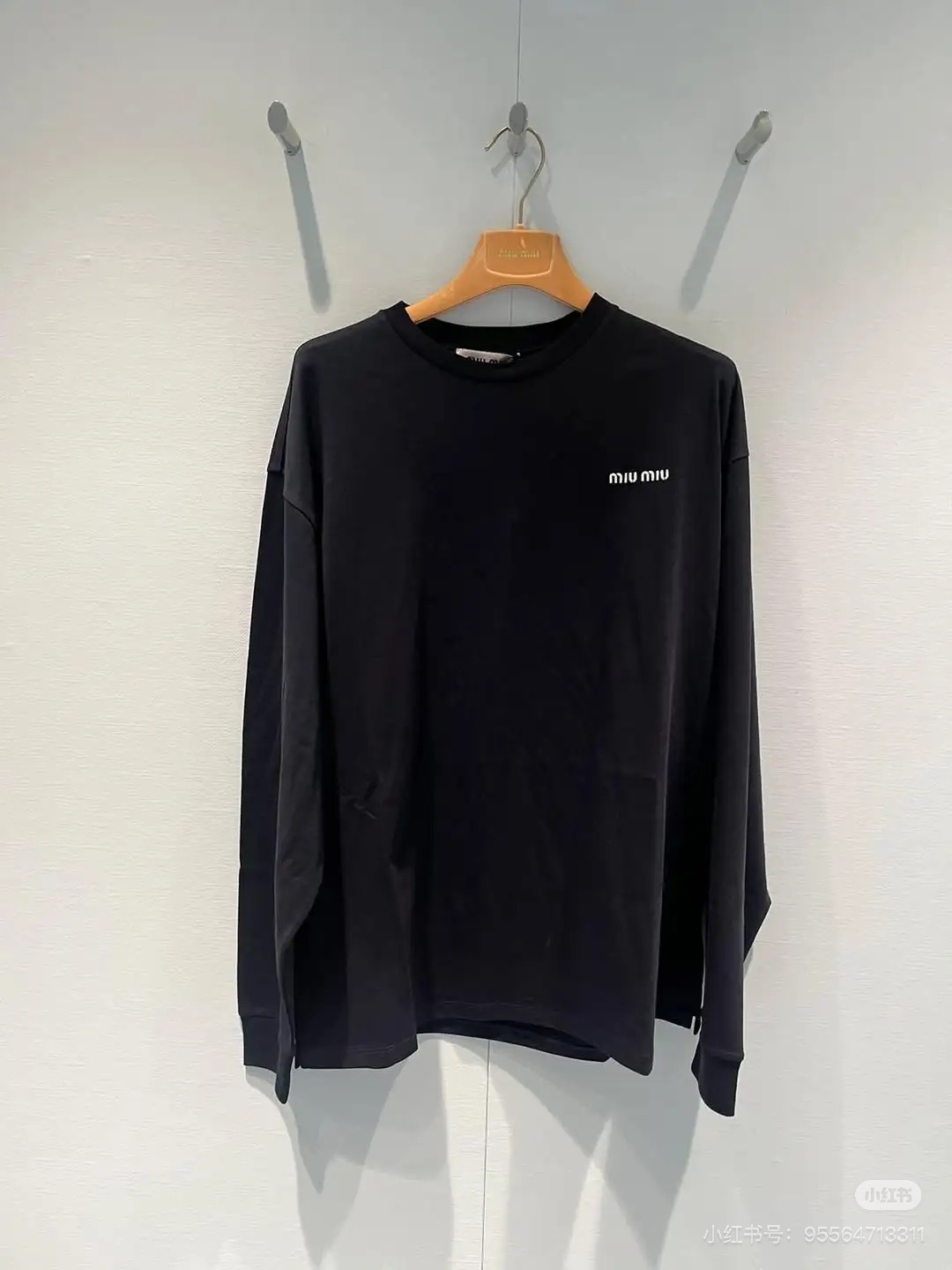 NO:458651,*25new logo embroidered round neck long-sleeved top is super white and has a navy blue color, and a superb item for single-fitting and layering~ The same style for men and women are stress-free!  Exclusively customized imported yb cotton material, with letters on the chest embellishment, highlighting the brand's classic charm value!  A must-have item for a practical and beautiful series!  1:1 Superior version, the latest items in early autumn, please identify the exclusive high-end version in stock SML, alexander wang19860909*25new徽标刺绣圆领长袖上衣超显白的藏蓝色系,单穿叠搭的超绝单品～男女同款版型穿搭无压力！ 独家定制进口yb棉材质,胸前徽标字母图案点缀,突显品牌经典魅力价值！实穿又好看系列必入单品！1:1超赞版型 早秋最新单品 认准独家高版本 现货 SML,,alexander wang,Women's clothing