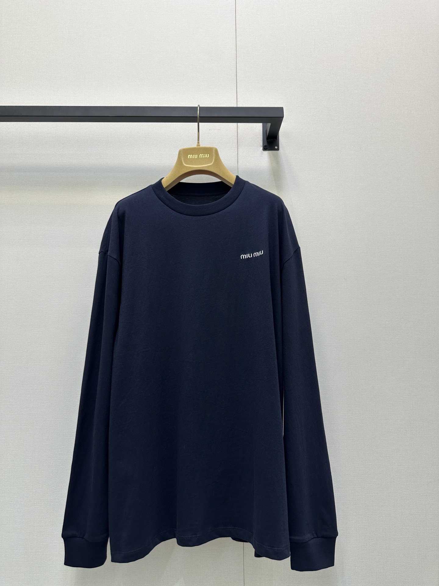 NO:458644,*25new logo embroidered round neck long-sleeved top is super white and has a navy blue color, and a superb item for single-fitting and layering~ The same style for men and women are stress-free!  Exclusively customized imported yb cotton material, with letters on the chest embellishment, highlighting the brand's classic charm value!  A must-have item for a practical and beautiful series!  1:1 Superior version, the latest items in early autumn, please recognize the exclusive high-end version, spot SML large-scale real shot, alexander wang19860909*25new徽标刺绣圆领长袖上衣超显白的藏蓝色系,单穿叠搭的超绝单品～男女同款版型穿搭无压力！ 独家定制进口yb棉材质,胸前徽标字母图案点缀,突显品牌经典魅力价值！实穿又好看系列必入单品！1:1超赞版型 早秋最新单品 认准独家高版本 现货 SML大货实拍,,alexander wang,Women's clothing