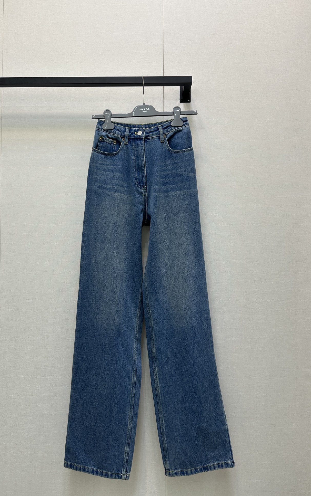 NO:458656,Prada 25SS early autumn new retro washing jeans classic back pocket triangle embellishment. They look good with a short top or sweater. They are versatile styles, wide-leg straight-leg pants styles, which are very easy to wear and not picky about people. Denim cotton material, soft and comfortable fabric washing Retro washing technology can be worn all seasons. Check out my version. Spot SML large-scale real shots, prada, hoodie, sweatshirts, jeans, sweaters, alexander wang19860909Prada 25SS早秋新款复古洗水牛仔裤经典后口袋三角标点缀 搭配短上衣或者卫衣毛衣都好看,百搭的款式,阔腿直筒裤的版型,非常好穿不挑人,牛仔棉材质,面料洗的柔软舒服 复古洗水工艺 四季都可穿 认准我家版本 现货SML大货实拍,,prada,hoodie,sweatshirts,jeans,sweaters,alexander wang,Women's clothing