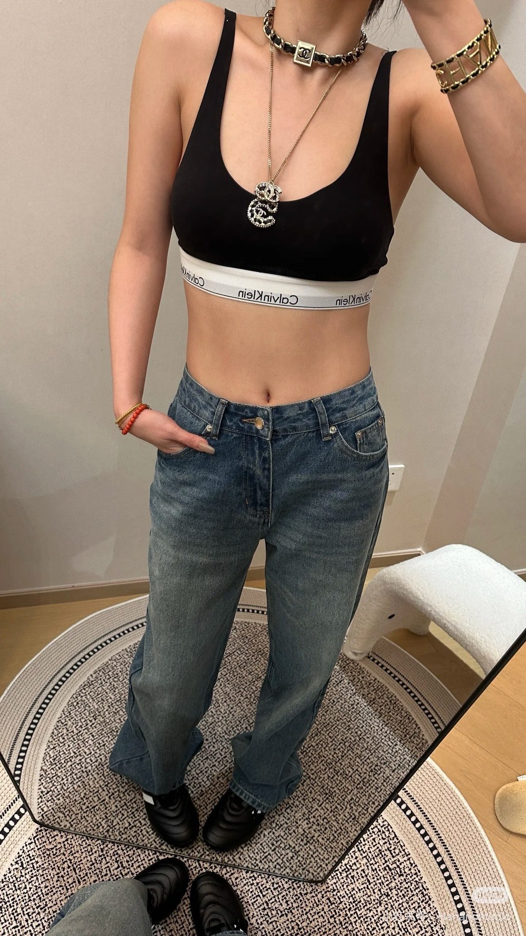 NO:458661,Prada 25SS early autumn new retro washing jeans classic back pocket triangle embellishment. They look good with a short top or sweater. They are versatile styles, wide-leg straight-leg pants styles, which are very easy to wear and not picky about people. Denim cotton material, soft and comfortable fabric washing Retro washing technology can be worn all seasons. Check out my version SML, prada, hoodie, sweatshirts, jeans, sweaters, alexander wang19860909Prada 25SS早秋新款复古洗水牛仔裤经典后口袋三角标点缀 搭配短上衣或者卫衣毛衣都好看,百搭的款式,阔腿直筒裤的版型,非常好穿不挑人,牛仔棉材质,面料洗的柔软舒服 复古洗水工艺 四季都可穿 认准我家版本 现货SML,,prada,hoodie,sweatshirts,jeans,sweaters,alexander wang,Women's clothing