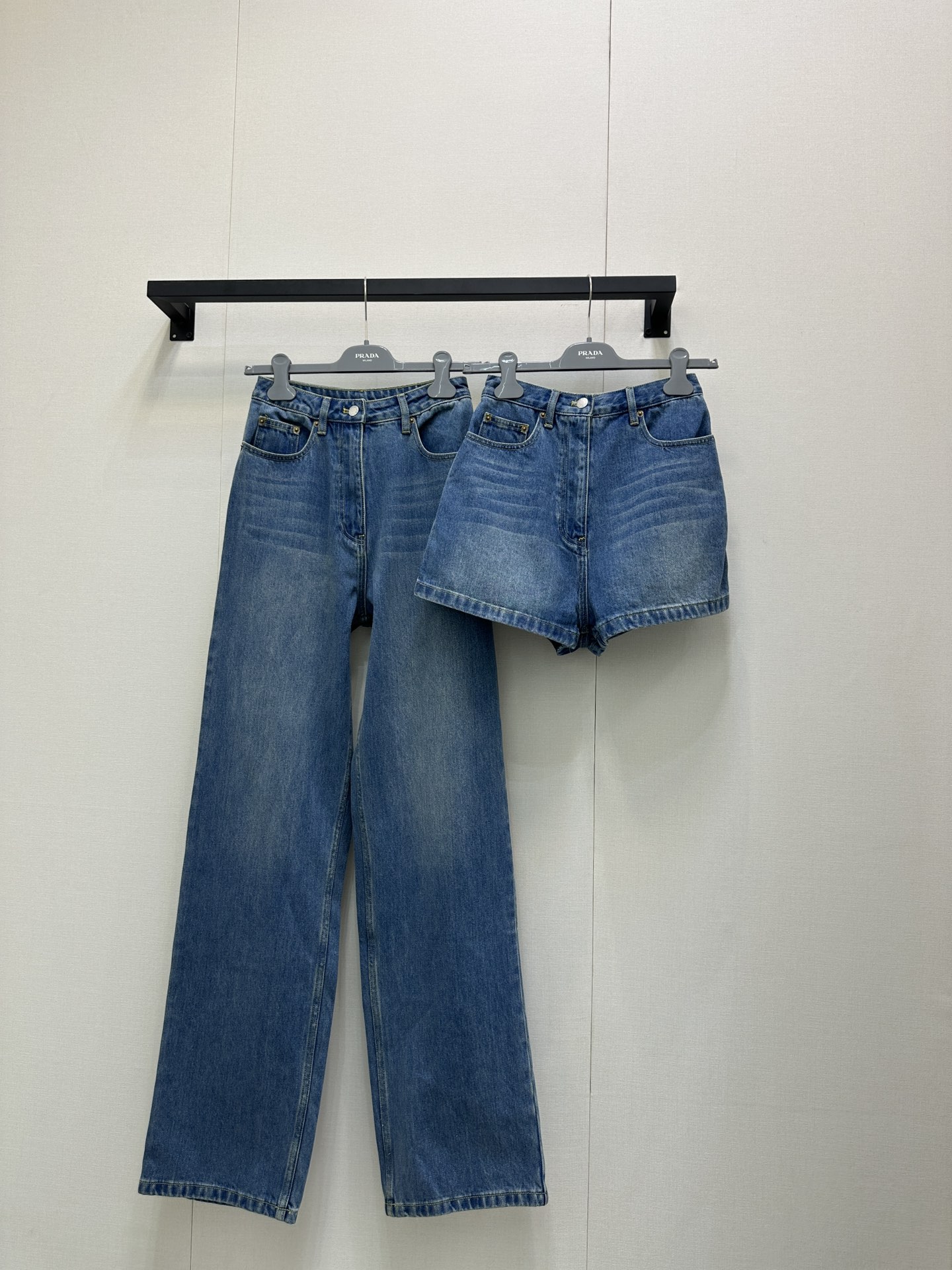 NO:458666,Pra*a jeans and shorts丨Pear-shaped savior's triangle logo△Shorts, super retro and old washing water color, it is also very distinctive and beautiful. The high waist + A-shaped wide-leg design instantly becomes big and long legs, and it is very lifted. The upper body looks huge and slim. The butt logo is also very low-key, full of design sense!  Identify my version of SML large-scale real-time photos, prada, shorts, jeans, alexander wang19860909Pra*a牛仔裤短裤丨梨形救星的三角标△短裤,超复古做旧洗水颜色也是很有特色好看,高腰+A字阔腿设计秒变大长腿好嘛,而且很提臀,上身巨显瘦,重点后屁股logo也是很低调了,满满设计感！认准我家版本码数SML大货实拍,,prada,shorts,jeans,alexander wang,Women's clothing