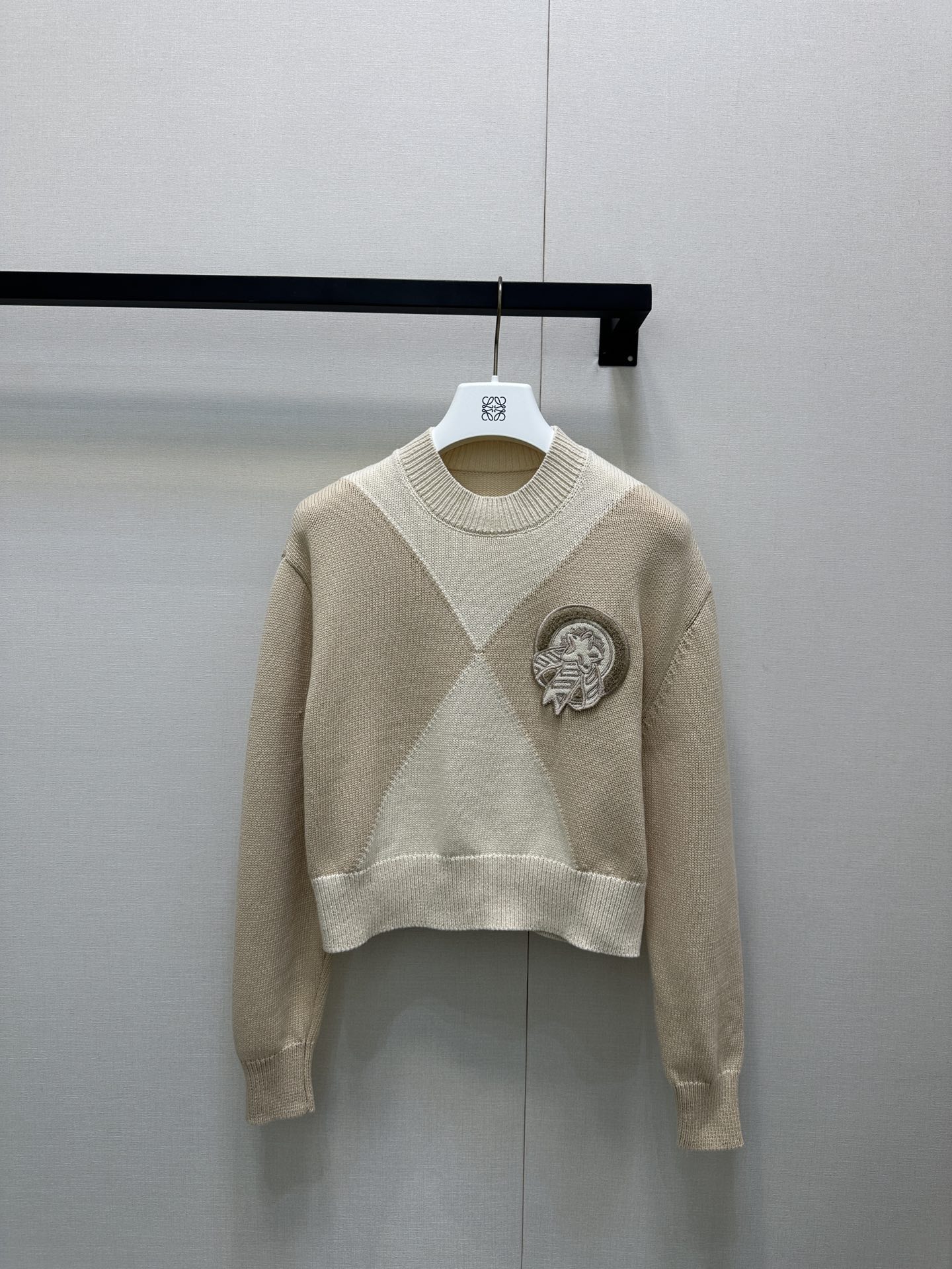 NO:458676,Hermes 25 autumn and winter new style This color-blocking sweater is too gentle. The tone is matched with exquisite embroidery, simple and yet has a sense of design. The short style makes your legs look long, whether it is paired with high-waisted pants or skirts, it is very suitable, and it can easily create a lazy and fashionable style. It is a treasure item for autumn outfits~ Identify my version. Real photos of SML stock, hermes, hermes, skirts, sweaters, alexander wang19860909Hermes爱马仕25秋冬新款 这款拼色毛衣太温柔啦 色调搭配精致的刺绣,简约中又带着设计感.短款版型很显腿长,不管是搭配高腰裤还是半身裙都超合适,轻松打造出慵懒又时尚的风格,妥妥的秋日穿搭宝藏单品~认准我家版本 现货SML大货实拍,,hermes,hermes,skirts,sweaters,alexander wang,Women's clothing