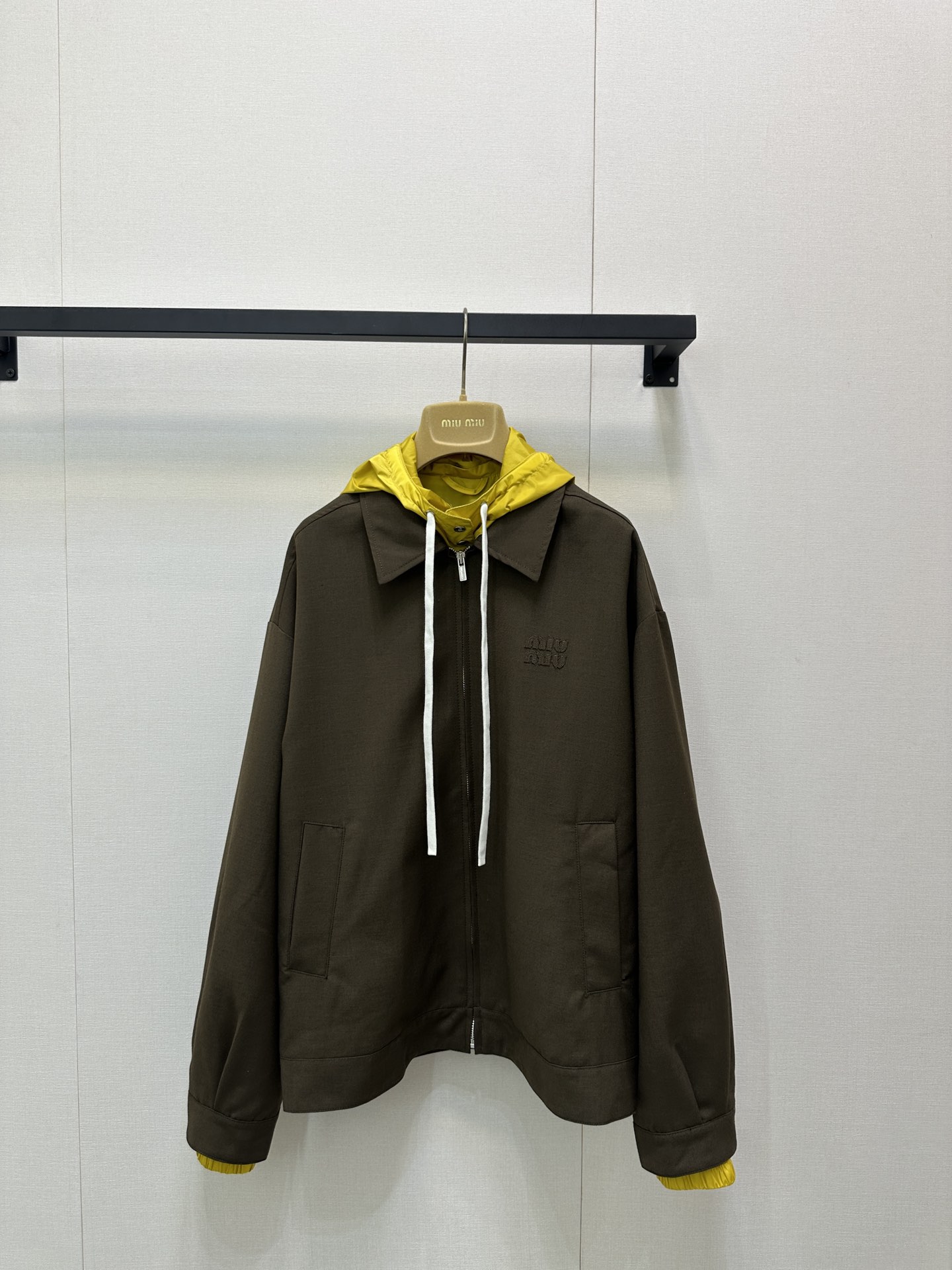 NO:458632,Miu Mi* 25Fw early autumn new style contrasting hooded buckle suit jacket. The hat is removable, original development!  High-end production!  Simple and versatile colors. You won’t make any mistakes when matching. You can also create a capable temperament. Loose silhouette casual and casual cuffs. Two-piece design that weakens the toughness of the suit and adds a touch of trend. Cool and silhouette. Suit jacket. Commuter outfits. Spot. Identify my version of SML. Real shots. Miumiu, jackets & coats, jackets & coats, business suit, hats, alexander wang.19860909Miu Mi* 25Fw早秋新款 撞色连帽系扣西装夹克外套.帽子可拆卸,原版开发！高版出品！简约百搭的色系 随便搭配也不会出错 还能营造出干练的气质 宽松廓形休闲随意 袖口假两件设计 弱化西装硬朗感 更添一丝潮流 酷飒兼备 廓形感西装外套 通勤外搭绝绝子 现货 认准我家版本SML大货实拍,,miumiu,jackets & coats,jackets & coats,business suit,hats,alexander wang,Women's clothing