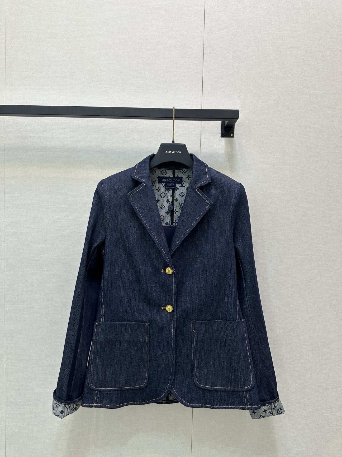 NO:458634,Original customization special craftsmanship and no-wash cowboys, and the original counter wipes are also slightly faded. They cannot be washed, and can only be dry-cleaned 25new presbyopian printed waist-lift suit jacket multiple washes retro dark blue to add layering to the shape, and use folding to reveal the iconic four-leaf clover letter logo pattern, highlighting the brand tone, exclusive custom imported yb cotton denim material, folding shape inside to make brand logo print pattern, easily creating a casual high street style, waist-lifting style, super exquisite and elegant upper body ~ a must-have item for fashionable exquisite!  1:1 Superior version, the latest items in early autumn, the exclusive high-end version, SML large-scale real shots, jackets & coats, alexander wang19860909原版定制特殊工艺免洗水牛仔,专柜原版擦也是轻微掉色都是正常现象.不可水洗,只能干洗25new老花印花收腰西服外套多重水洗复古深蓝色,增添造型层次感,沿用翻折形式露出标志性四叶草字母徽标图案,彰显品牌调性独家定制进口yb棉牛仔材质,翻折造型内里做品牌徽标印花图案,轻松打造休闲高街风格,收腰版型上身超精致有气质～时髦精必备单品！1:1超赞版型 早秋最新单品 认准独家高版本 SML大货实拍,,jackets & coats,alexander wang,Women's clothing