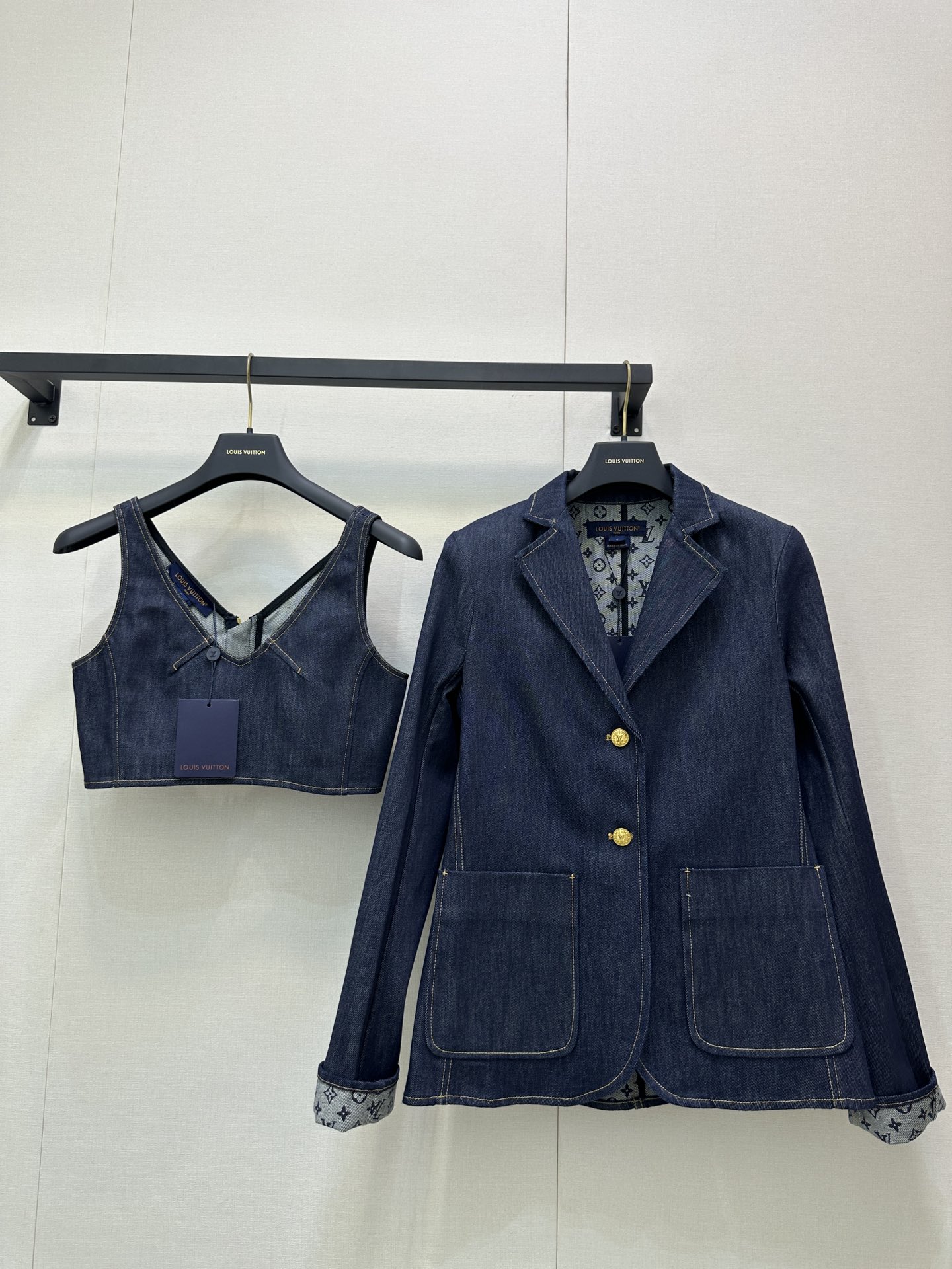 NO:458646,Original customization special craftsmanship and no-wash cowboys, the original counter is also slightly faded. It cannot be washed, only dry cleaned. Lv2025SS new old-fashioned vest | High-end version produced Super fashionable denim style This vest is simply synonymous with super fashionable! As soon as you wear this vest, you immediately feel like you have transformed into the coolest girl on the street! The personality tone of denim jeans is classic and fashionable, and the upper body effect is amazing, cool and cool! The texture of the vest is delicate and natural. It has both bone-skinned and soft when worn on the body, and the comfort is full of comfort. The design of this vest is super versatile. Whether it is matched with high-waisted jeans or skirts, it can be easily controlled, allowing your outfit to be improved by several levels instantly! I personally like the unique tailoring behind it. The zipper design is simply the finishing touch  Make the whole vest look more stylish. Identify my version. SML. Real photos of large goods, louis vuitton, skirts, jeans, alexander wang19860909原版定制特殊工艺免洗水牛仔,专柜原版擦也是轻微掉色都是正常现象.不可水洗,只能干洗 Lv2025SS新款老花背心 ｜高版本出品 超时髦牛仔风来袭 这款背心简直就是超时髦的代名词! 一穿上这款背心,立刻感觉自己变身成了街头最酷的girl!丹宁牛仔的个性色调,既经典又不失时尚感,上身效果简直绝了,又酷又飒爽!背心的纹理细腻 棉感自然 穿在身上既有筋骨感又不失柔软,舒适度满分 这款背心的设计超级百搭 不管是搭配高腰牛仔裤还是半身裙,都能轻松驾驭,让你的穿搭瞬间提升好几个档次!我个人超级喜欢它背后的独特剪裁 拉链设计简直是点睛之笔 让整件背心看起来更加有型 认准我家版本 现货SML 大货实拍,,louis vuitton,skirts,jeans,alexander wang,Women's clothing