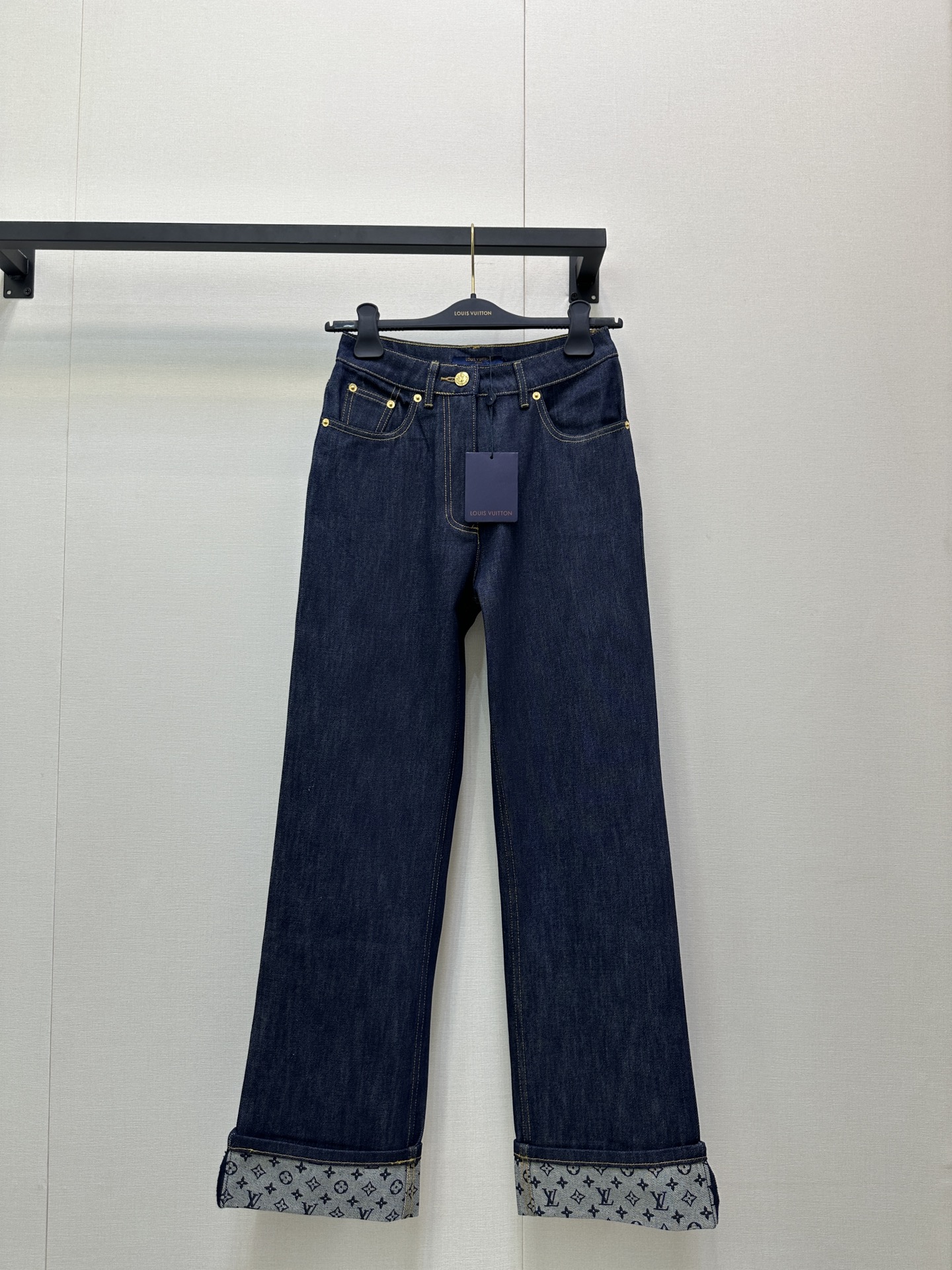 NO:481236,Original customization special craftsmanship and no-wash cowboys, the original counter is also slightly faded. They cannot be washed, only dry cleaning, and after-sales service [Close] [Close] Louis v*25 early autumn new old-fashion printed curly jeans twill jeans imported from twill cotton denim material. Multiple washes, crisp and stylish. The whole body is dull blue, folded trouser leg design, revealing the classic four-leaf clover presbyterian letter pattern, highlighting the brand tone. Create a casual high street style, high-waist button shorts cut, and the outfit is brilliant and fashionable. A must-have item for summer outfits. Low-key and fashionable! Recommend a set of matching. Determine the number of my version. SML large-scale real shots,,louis vuitton, shorts, alexander wang19860909原版定制特殊工艺免洗水牛仔,专柜原版擦也是轻微掉色都是正常现象.不可水洗,只能干洗,下水不做售后 [抱拳][抱拳]Louis v*25早秋新款老花印花卷边牛仔长裤进口斜纹棉牛仔材质 多重水洗 挺括有型 通体复藏青色,翻折裤腿设计,露出经典四叶草老花字母图案,彰显品牌调性 打造休闲高街风格,高腰系扣短裤剪裁,穿搭出彩时髦 夏日穿搭必备单品.低调又时尚!推荐一套搭配 认准我家版本码数 SML大货实拍,,louis vuitton,shorts,alexander wang,Women's clothing