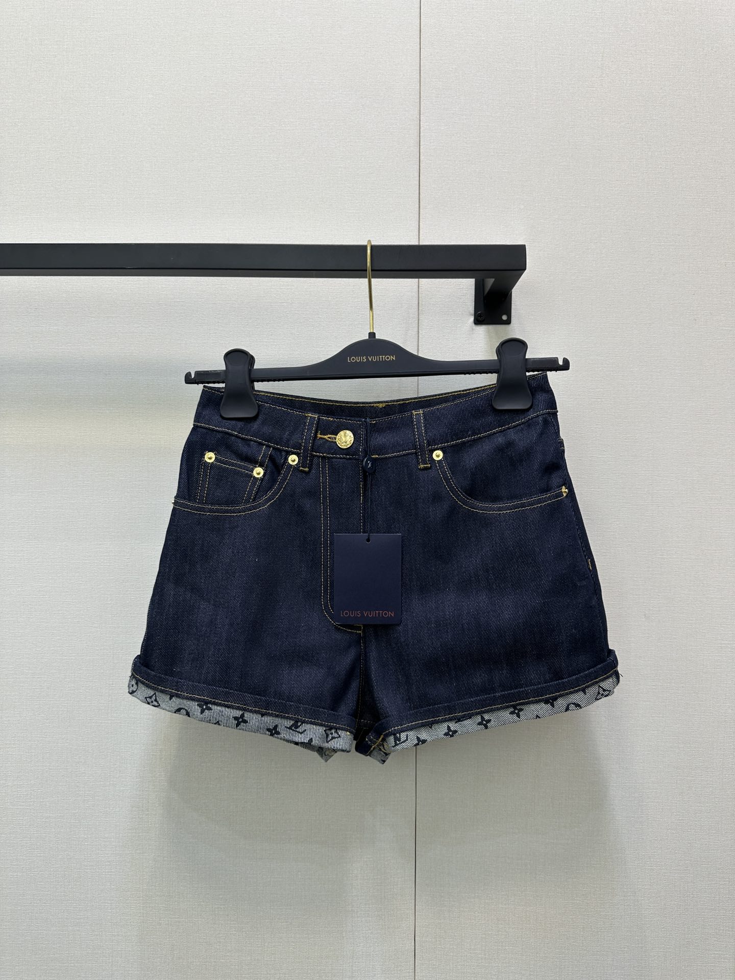 NO:481248,Original customization special craftsmanship and no-wash cowboys, the original counter is also slightly faded. It is not washed, only dry cleaning, and after-sales service is not done in water [Close] [Close] Louis v*25 early autumn new old-fashion printed curly denim shorts imported twill cotton denim material Multi-washed, crisp and stylish, full body dull blue, folded trouser leg design, revealing the classic four-leaf clover presbyterian letter pattern, highlighting the brand tone, creating a casual high street style, high-waist button shorts cut, brilliant and fashionable, summer outfit essential items. Low-key and fashionable! Recommend a set of matching, identify my version number, real shot of SML large-scale goods,, louis vuitton, shorts, alexander wang19860909原版定制特殊工艺免洗水牛仔,专柜原版擦也是轻微掉色都是正常现象.不可水洗,只能干洗,下水不做售后 [抱拳][抱拳]Louis v*25早秋新款老花印花卷边牛仔短裤 进口斜纹棉牛仔材质 多重水洗 挺括有型 通体复藏青色,翻折裤腿设计,露出经典四叶草老花字母图案,彰显品牌调性 打造休闲高街风格,高腰系扣短裤剪裁,穿搭出彩时髦 夏日穿搭必备单品.低调又时尚!推荐一套搭配 认准我家版本码数 SML大货实拍,,louis vuitton,shorts,alexander wang,Women's clothing