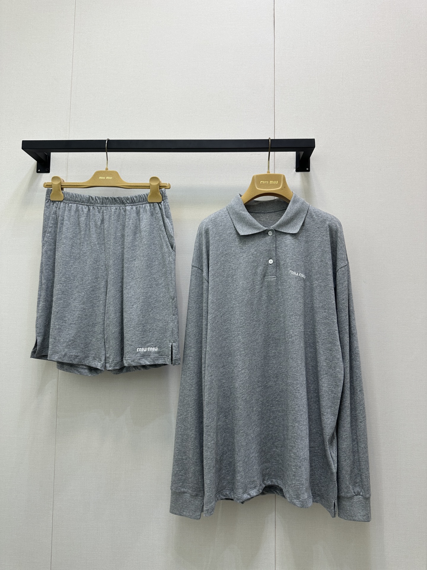 NO:534689,(Long Sleeve) Miumi* 25Fw early autumn new model, micro-label embroidered cotton long-sleeved polo shirt and mid-pants, original development!  High-end production!  Gray cotton silk cotton fabric with brand logo embroidered logo polo neckline button closure loose elastic style same style for men and women casual and versatile spot SML large-scale real shot, miumiu, alexander wang19860909（长袖） Miumi* 25Fw早秋新款 微标刺绣棉质长袖polo衫中裤 原版开发！高版出品！灰色棉质丝棉面料 饰有品牌标识刺绣徽标 polo领口 纽扣开合 宽松弹力版型 男女同款 休闲百搭现货 SML大货实拍,,miumiu,alexander wang,Women's clothing