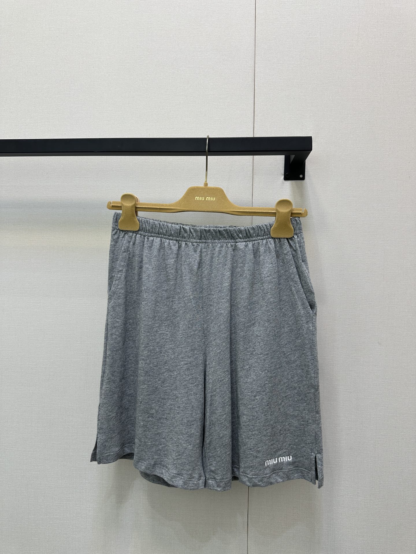 NO:534649,(Shorts) Miumi* 25Fw early autumn new style, micro-label embroidered cotton long-sleeved polo shirt and mid-pants, original development!  High-end production!  Gray cotton silk cotton fabric with brand logo embroidered logo polo neckline button closure loose elastic style same style for men and women casual and versatile spot SML large-scale real shot, miumiu, shorts, alexander wang19860909（短裤）Miumi* 25Fw早秋新款 微标刺绣棉质长袖polo衫中裤 原版开发！高版出品！灰色棉质丝棉面料 饰有品牌标识刺绣徽标 polo领口 纽扣开合 宽松弹力版型 男女同款 休闲百搭现货 SML大货实拍,,miumiu,shorts,alexander wang,Women's clothing