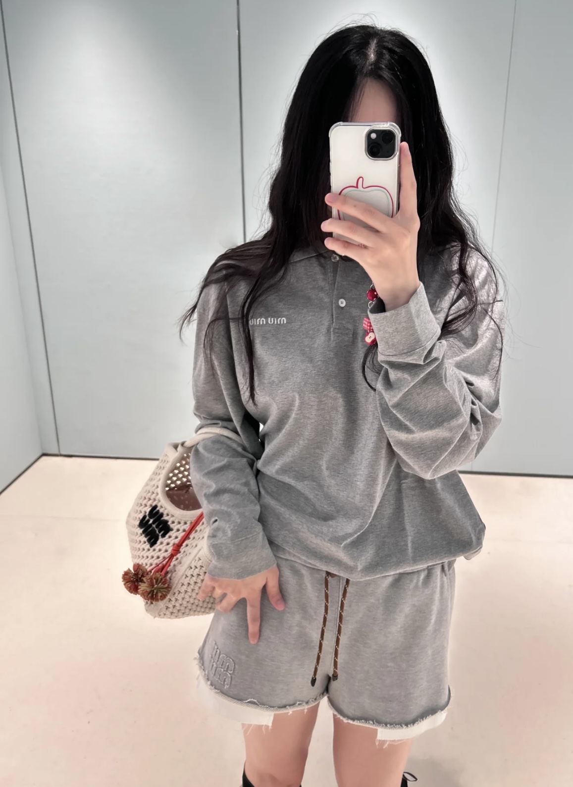 NO:534695,(Long Sleeve) Miumi* 25Fw early autumn new model, micro-label embroidered cotton long-sleeved polo shirt and mid-pants, original development!  High-end production!  Gray cotton silk cotton fabric with brand logo embroidered logo polo neckline button closure loose elastic style same style for men and women Casual and versatile spot SML, miumiu, alexander wang19860909（长袖）Miumi* 25Fw早秋新款 微标刺绣棉质长袖polo衫中裤 原版开发！高版出品！灰色棉质丝棉面料 饰有品牌标识刺绣徽标 polo领口 纽扣开合 宽松弹力版型 男女同款 休闲百搭现货 SML,,miumiu,alexander wang,Women's clothing