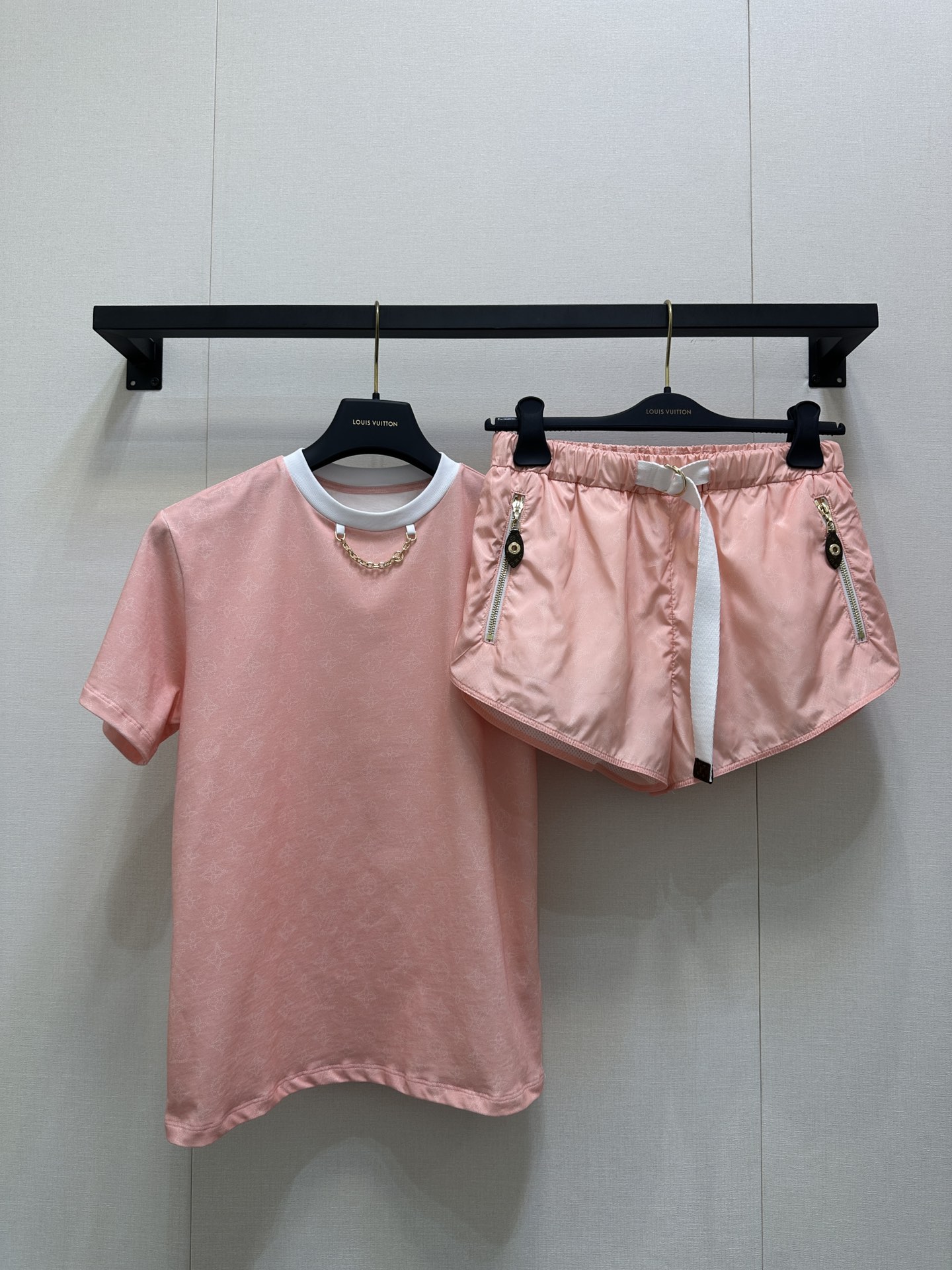 NO:481251,Real-life photos of Lv logo pattern nylon sports shorts drawstring leather cards are made of classic brand logo cowhide leather leather cards, full of high-end feel!  Cotton material, casual shorts style is not picky for people, showing high-end temperament, hardware is made of brand logo and steel stamp, details are completely online, 1:1 super style The latest summer item is recognized as the exclusive high-end version SML,,louis vuitton, shorts,cowhide,alexander wang19860909大货实拍 Lv 徽标图案尼龙运动短裤 抽绳皮牌做经典品牌徽标牛皮革皮牌点缀,高级感拉满！棉材质,休闲短裤版型不挑人上身显高级气质,五金做品牌徽标钢印,细节处理完全在线,1:1超赞版型 夏季最新单品 认准独家高版本 SML,,louis vuitton,shorts,cowhide,alexander wang,Women's clothing