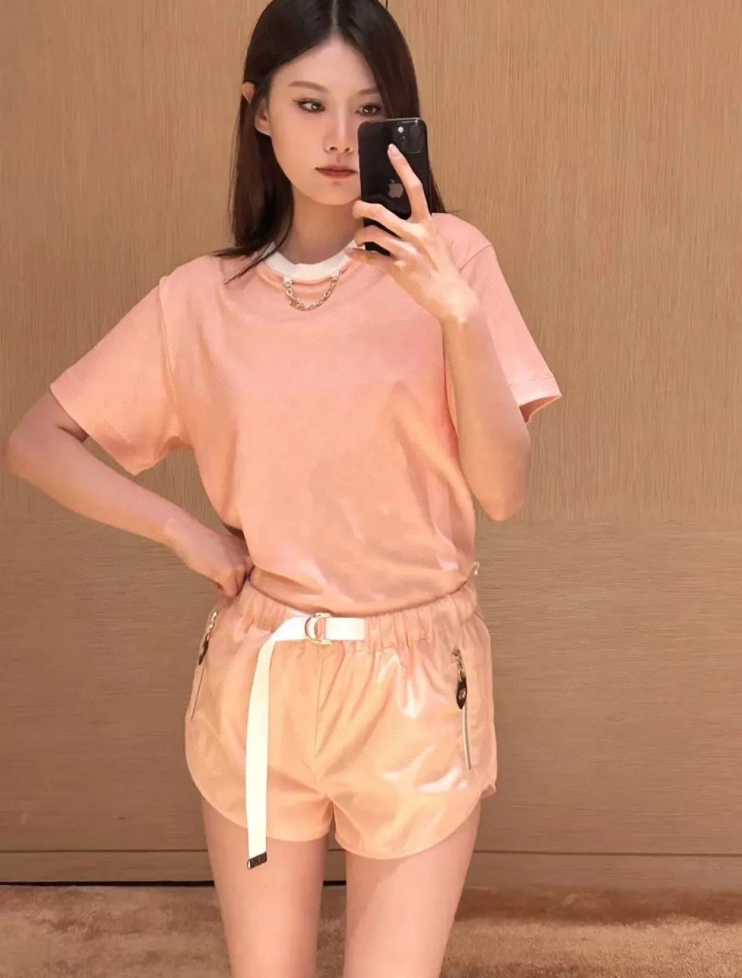 NO:481257,Lv logo pattern nylon sports shorts drawstring leather card is made of classic brand logo cowhide leather leather card embellishment, full of high-end feel!  Cotton material, casual shorts style is not picky for people, showing high-end temperament, hardware is made of brand logo and steel stamp, details are completely online, 1:1 super style The latest summer item is recognized as the exclusive high-end version SML,,louis vuitton, shorts,cowhide,alexander wang19860909Lv 徽标图案尼龙运动短裤 抽绳皮牌做经典品牌徽标牛皮革皮牌点缀,高级感拉满！棉材质,休闲短裤版型不挑人上身显高级气质,五金做品牌徽标钢印,细节处理完全在线,1:1超赞版型 夏季最新单品 认准独家高版本 SML,,louis vuitton,shorts,cowhide,alexander wang,Women's clothing