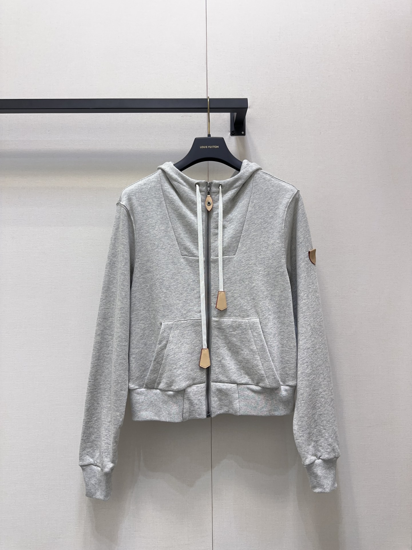 NO:481258,Top Lv sleeve leather card hooded zipper jacket, drawstring leather card and arm leather card are made of brand logo cowhide leather card embellishment, full of high-end feel!  Cotton material, casual jacket style is not picky for people, upper body shows high-end temperament, hardware makes brand logo stamp, details are completely online, 1:1 super style The latest summer items are recognized for exclusive high-end version SML large-scale products, louis vuitton, jackets & coats, jackets & coats, cowhide, hats, alexander wang19860909上衣 Lv 袖臂皮牌连帽拉链外套 抽绳皮牌跟手臂皮牌做品牌徽标牛皮革皮牌点缀,高级感拉满！棉材质,休闲夹克版型不挑人上身显高级气质,五金做品牌徽标钢印,细节处理完全在线,1:1超赞版型 夏季最新单品 认准独家高版本 SML大货实拍,,louis vuitton,jackets & coats,jackets & coats,cowhide,hats,alexander wang,Women's clothing