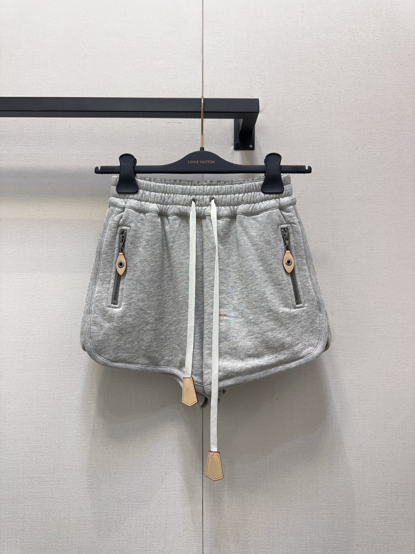 NO:481267,Pants Lv sleeve leather card hooded zipper jacket, drawstring leather card and arm leather card are embellished with brand logo cowhide leather card, full of high-end feel!  Cotton material, casual jacket style is not picky for people, upper body shows high-end temperament, hardware makes brand logo stamp, details are completely online, 1:1 super style The latest summer items are recognized for exclusive high-end version SML large-scale products, louis vuitton, jackets & coats, jackets & coats, cowhide, hats, alexander wang19860909裤子 Lv 袖臂皮牌连帽拉链外套 抽绳皮牌跟手臂皮牌做品牌徽标牛皮革皮牌点缀,高级感拉满！棉材质,休闲夹克版型不挑人上身显高级气质,五金做品牌徽标钢印,细节处理完全在线,1:1超赞版型 夏季最新单品 认准独家高版本 SML大货实拍,,louis vuitton,jackets & coats,jackets & coats,cowhide,hats,alexander wang,Women's clothing