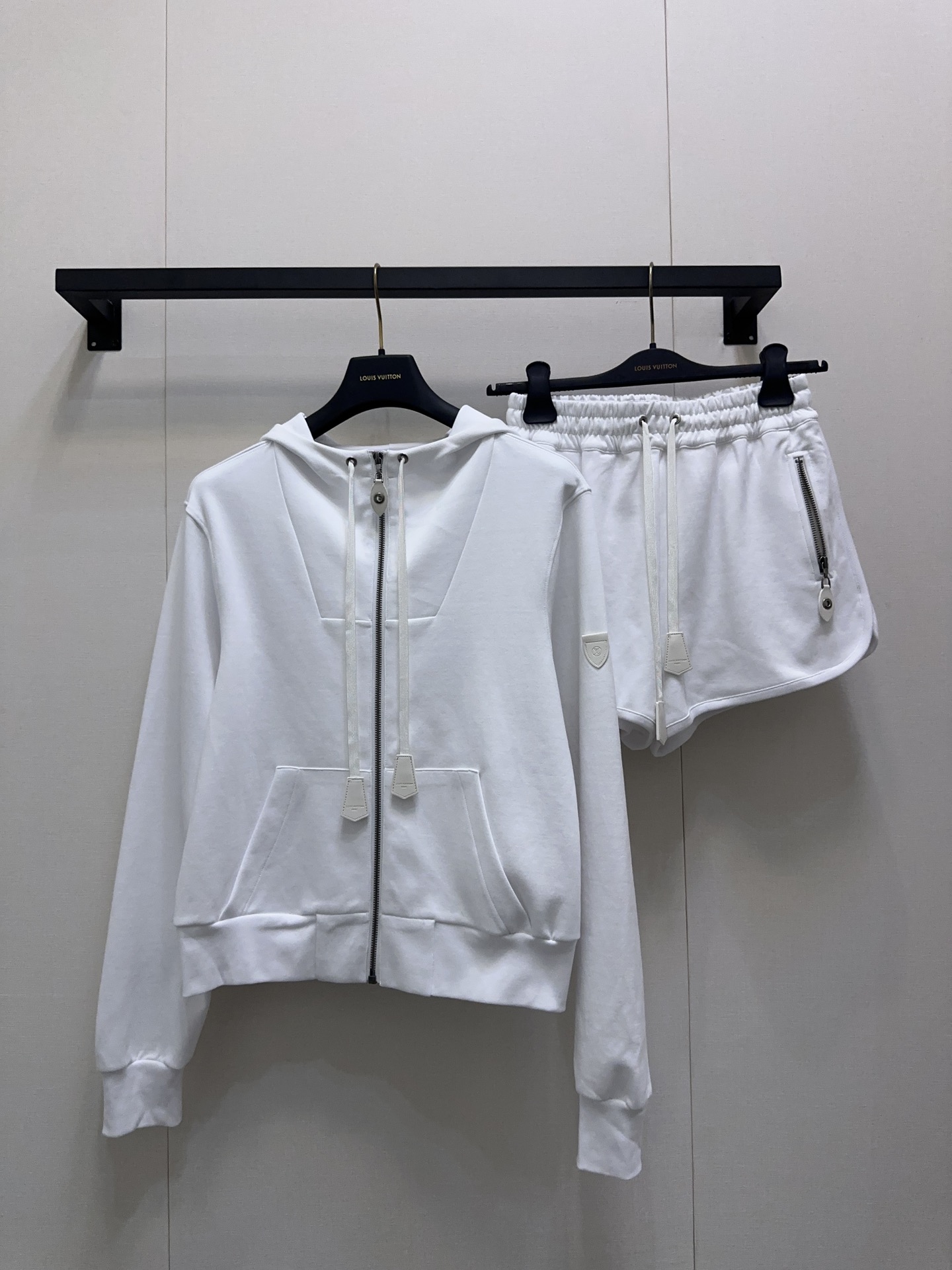 NO:481278,Top Lv sleeve leather card hooded zipper jacket, drawstring leather card and arm leather card are made of brand logo cowhide leather card embellishment, full of high-end feel!  Cotton material, casual jacket style is not picky for people, upper body shows high-end temperament, hardware makes brand logo stamp, details are completely online, 1:1 super style The latest summer items are recognized for exclusive high-end version SML large-scale products, louis vuitton, jackets & coats, jackets & coats, cowhide, hats, alexander wang19860909上衣 Lv 袖臂皮牌连帽拉链外套 抽绳皮牌跟手臂皮牌做品牌徽标牛皮革皮牌点缀,高级感拉满！棉材质,休闲夹克版型不挑人上身显高级气质,五金做品牌徽标钢印,细节处理完全在线,1:1超赞版型 夏季最新单品 认准独家高版本 SML大货实拍,,louis vuitton,jackets & coats,jackets & coats,cowhide,hats,alexander wang,Women's clothing