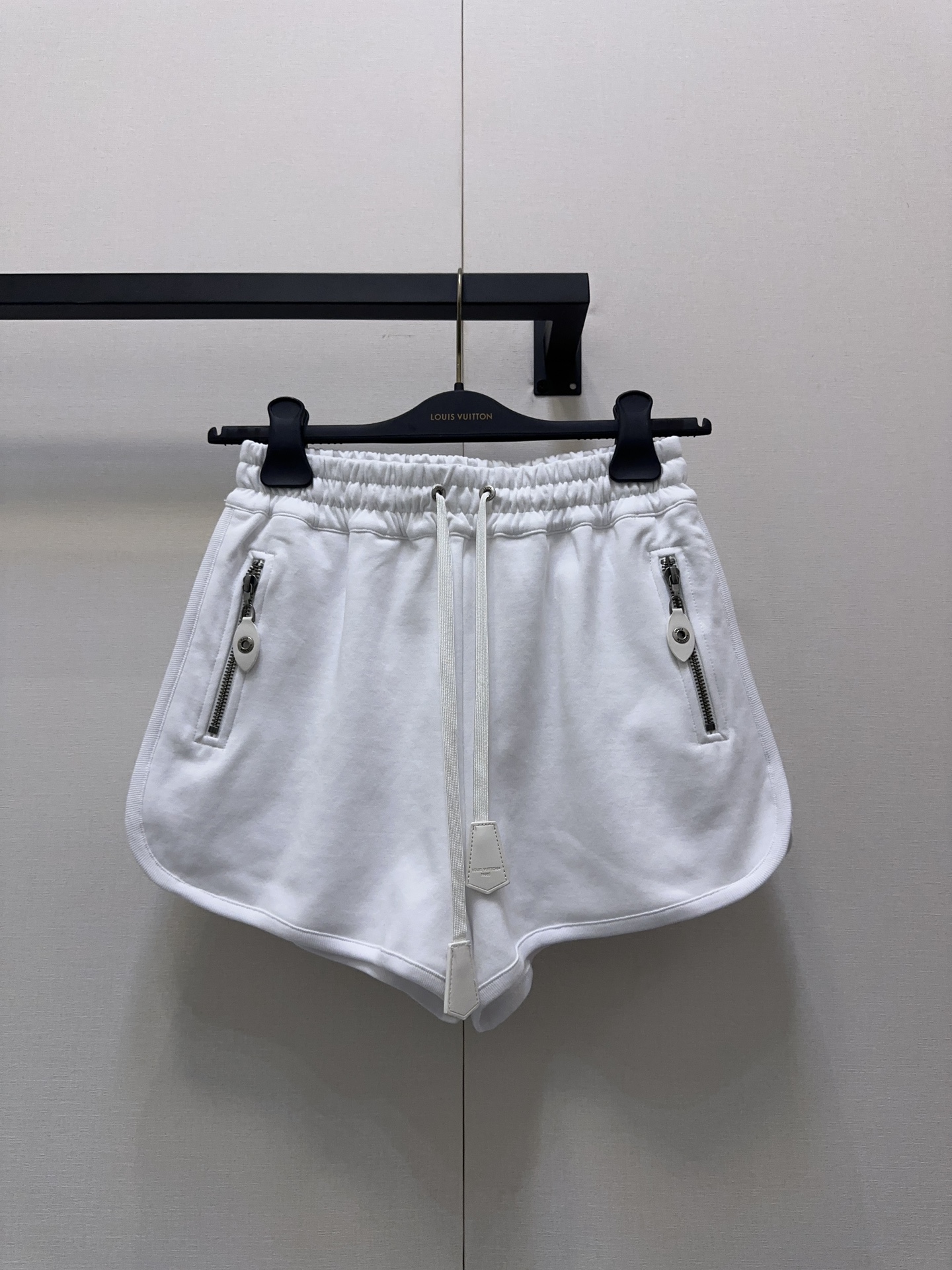 NO:481282,Pants Lv sleeve leather card hooded zipper jacket, drawstring leather card and arm leather card are embellished with brand logo cowhide leather card, full of high-end feel!  Cotton material, casual jacket style is not picky for people, upper body shows high-end temperament, hardware makes brand logo stamp, details are completely online, 1:1 super style The latest summer items are recognized for exclusive high-end version SML large-scale products, louis vuitton, jackets & coats, jackets & coats, cowhide, hats, alexander wang19860909裤子 Lv 袖臂皮牌连帽拉链外套 抽绳皮牌跟手臂皮牌做品牌徽标牛皮革皮牌点缀,高级感拉满！棉材质,休闲夹克版型不挑人上身显高级气质,五金做品牌徽标钢印,细节处理完全在线,1:1超赞版型 夏季最新单品 认准独家高版本 SML大货实拍,,louis vuitton,jackets & coats,jackets & coats,cowhide,hats,alexander wang,Women's clothing