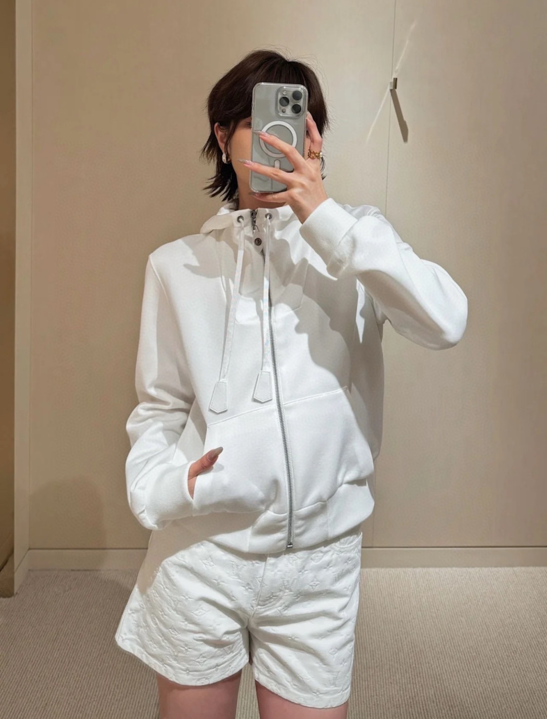 NO:481285,Top, pants, LV, sleeved, leather card, hooded zipper jacket, drawstring, leather card and arm card are made of brand logo cowhide leather card embellishment, full of high-end feel!  Cotton material, casual jacket style is not picky for people, upper body shows high-end temperament, hardware makes brand logo stamp, details are completely online, 1:1 super style The latest summer item, identify the exclusive high-end version SML,,louis vuitton, jackets & coats, jackets & coats,cowhide,hats,alexander wang19860909上衣 裤子p Lv 袖臂皮牌连帽拉链外套 抽绳皮牌跟手臂皮牌做品牌徽标牛皮革皮牌点缀,高级感拉满！棉材质,休闲夹克版型不挑人上身显高级气质,五金做品牌徽标钢印,细节处理完全在线,1:1超赞版型 夏季最新单品 认准独家高版本 SML,,louis vuitton,jackets & coats,jackets & coats,cowhide,hats,alexander wang,Women's clothing