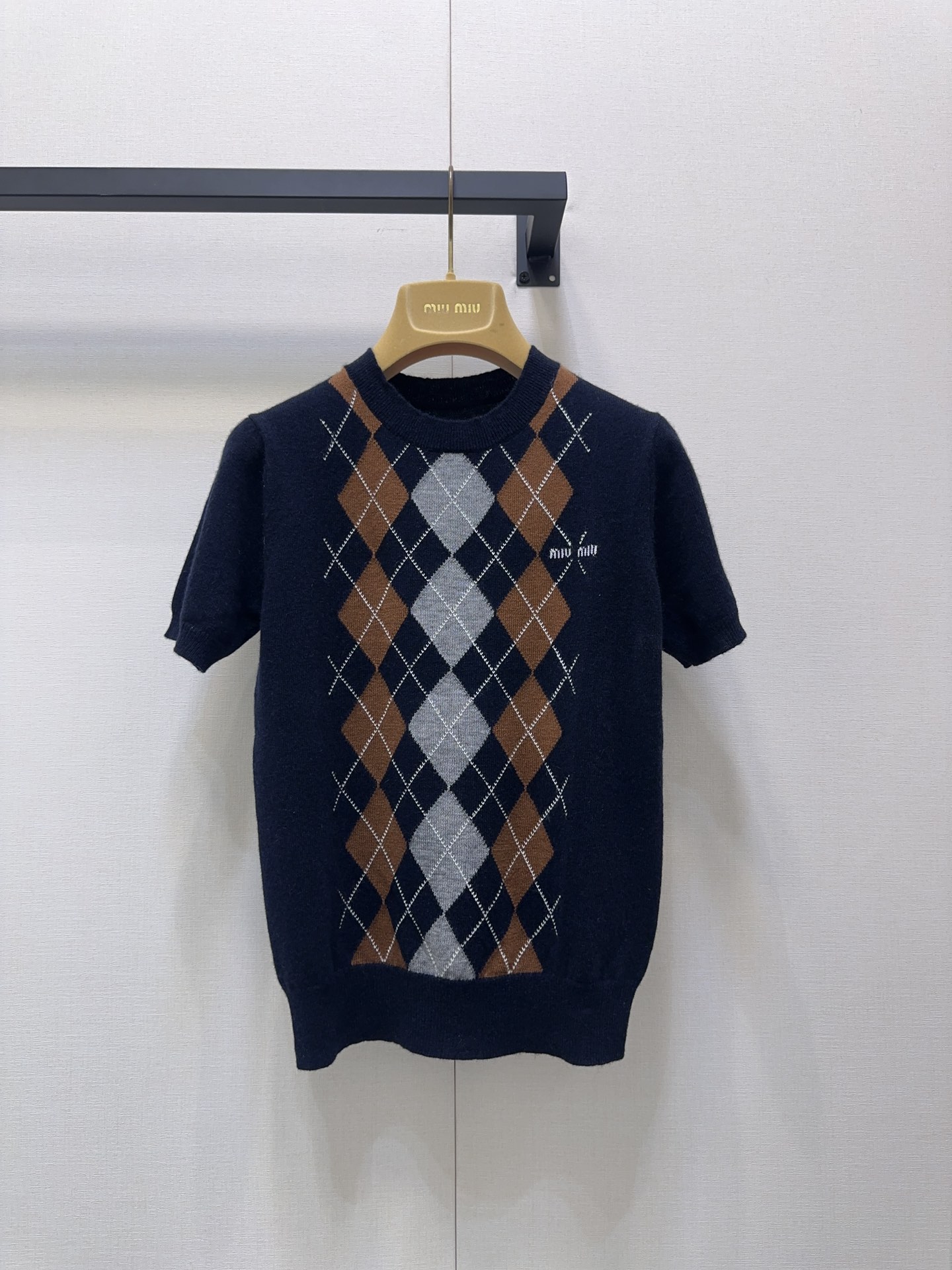 NO:460157,Miumiu logo diamond knitted short sleeves, three-dimensional tailoring, top body makes you look slim and age-reducing. The classic diamond pattern design can easily control various fashionable styles in daily simple matching!  Cashmere material, the customized woven fabric has a soft and delicate feel, breathable and not stubborn~ It looks great if worn alone or layered!  1:1 Super model, the latest items in early autumn, high-version, real shot of SML products, miumiu, T-shirt, alexander wang19860909Miumiu 徽标菱形针织短袖 立体剪裁版型上身显瘦又减龄,经典菱格图案设计,日常简单搭配都能轻松驾驭各种不同时尚造型！山羊绒材质,对版定制机织面料手感软糯细腻,透气不扎人～单穿或叠搭都绝绝好看！1:1超赞版型 早秋最新单品 高版本 SML大货实拍,,miumiu,T-shirt,alexander wang,Women's clothing