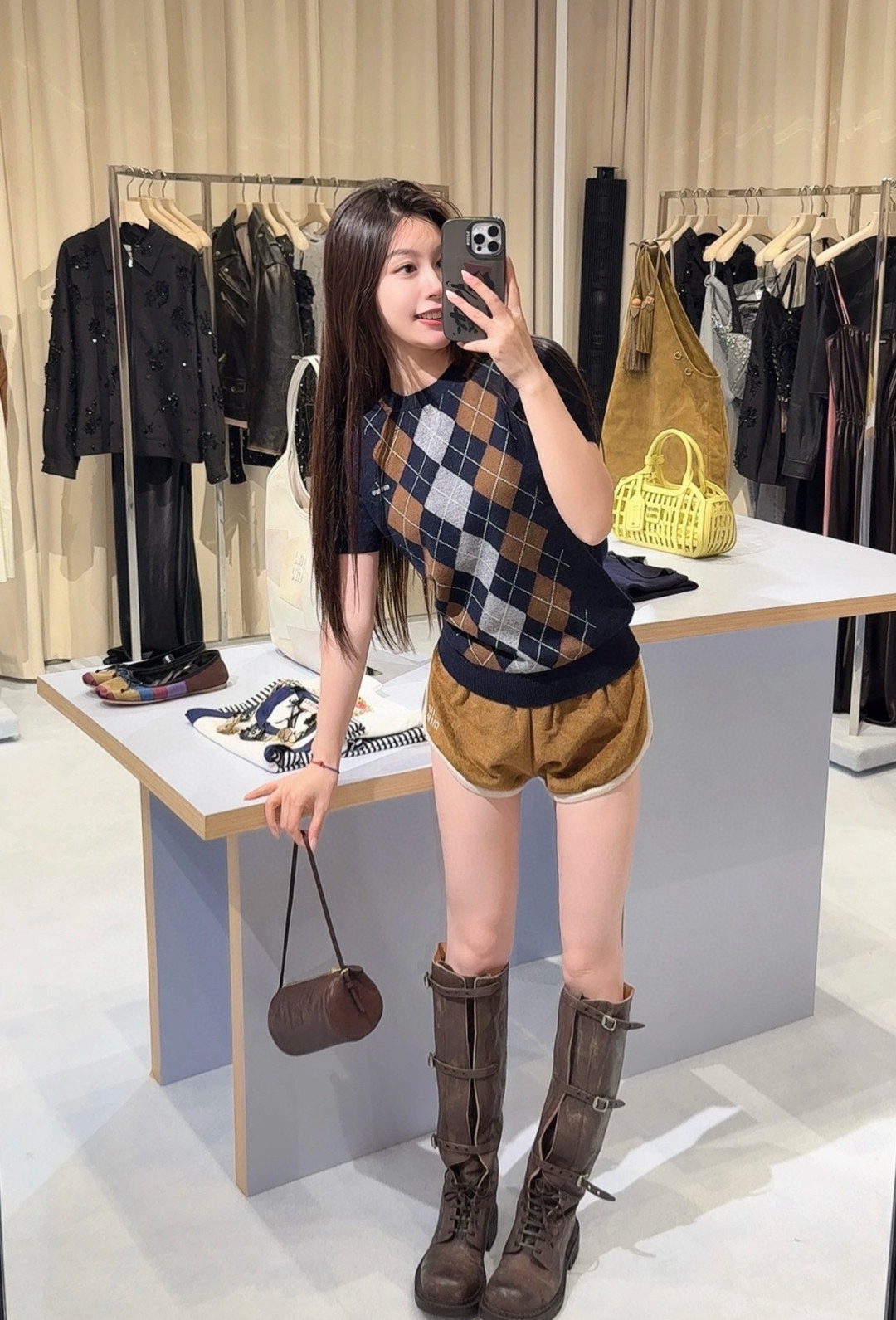 NO:460166,Miumiu logo diamond knitted short sleeves, three-dimensional tailoring, top body makes you look slim and age-reducing. The classic diamond pattern design can easily control various fashionable styles in daily simple matching!  Cashmere material, the customized woven fabric has a soft and delicate feel, breathable and not stubborn~ It looks great if worn alone or layered!  1:1 Superior version The latest items in early autumn High-version SML, miumiu, T-shirt, alexander wang19860909Miumiu 徽标菱形针织短袖 立体剪裁版型上身显瘦又减龄,经典菱格图案设计,日常简单搭配都能轻松驾驭各种不同时尚造型！山羊绒材质,对版定制机织面料手感软糯细腻,透气不扎人～单穿或叠搭都绝绝好看！1:1超赞版型 早秋最新单品 高版本 SML,,miumiu,T-shirt,alexander wang,Women's clothing