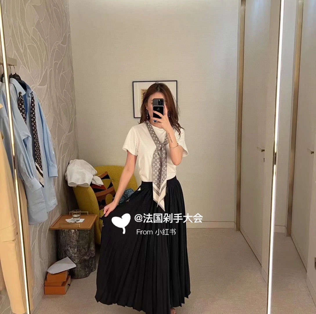 💰190 Lv 老花徽标印花丝巾短袖上衣领口做金属侧扣固定丝巾，随意调节配合露出徽标字母，整体穿搭尽显高级精致100%棉材质，正肩微阔版型上身修饰身线比例，五金侧扣做电镀刻字徽标字母标识，细节感完全在线！丝巾可随意搭配各种ootd超赞版型，早秋最新单品  SML