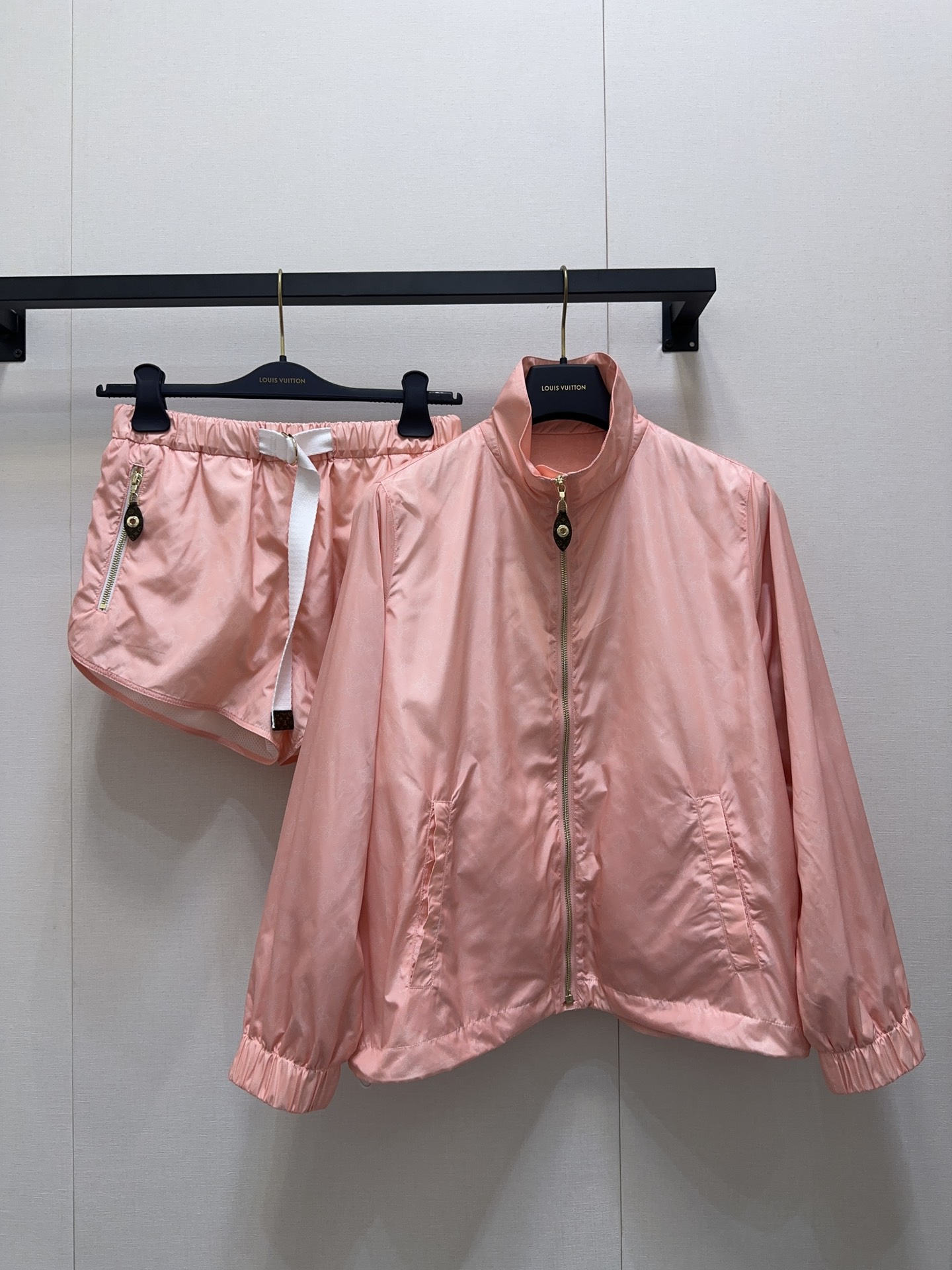 NO:481261,Lv's series of classic presbyterian hooded pink jackets. The upper body looks too slim and fashionable. The classic presbyterian series that must be released every year. The slightly loose style is randomly matched. I can't pick the figure at all. The length is also super good. The wind and sun protection are very ok. High quality. Size SML large-scale real shots, louis vuitton, jackets & coats,hats,alexander wang19860909Lv家一系列经典老花连帽粉色外套 上身太显瘦时髦了 每年必出的经典老花系列 微宽松版型随意搭配 完全不会挑身材 长度也是超显个 防风防晒都很ok 高品质 尺码SML大货实拍,,louis vuitton,jackets & coats,hats,alexander wang,Women's clothing