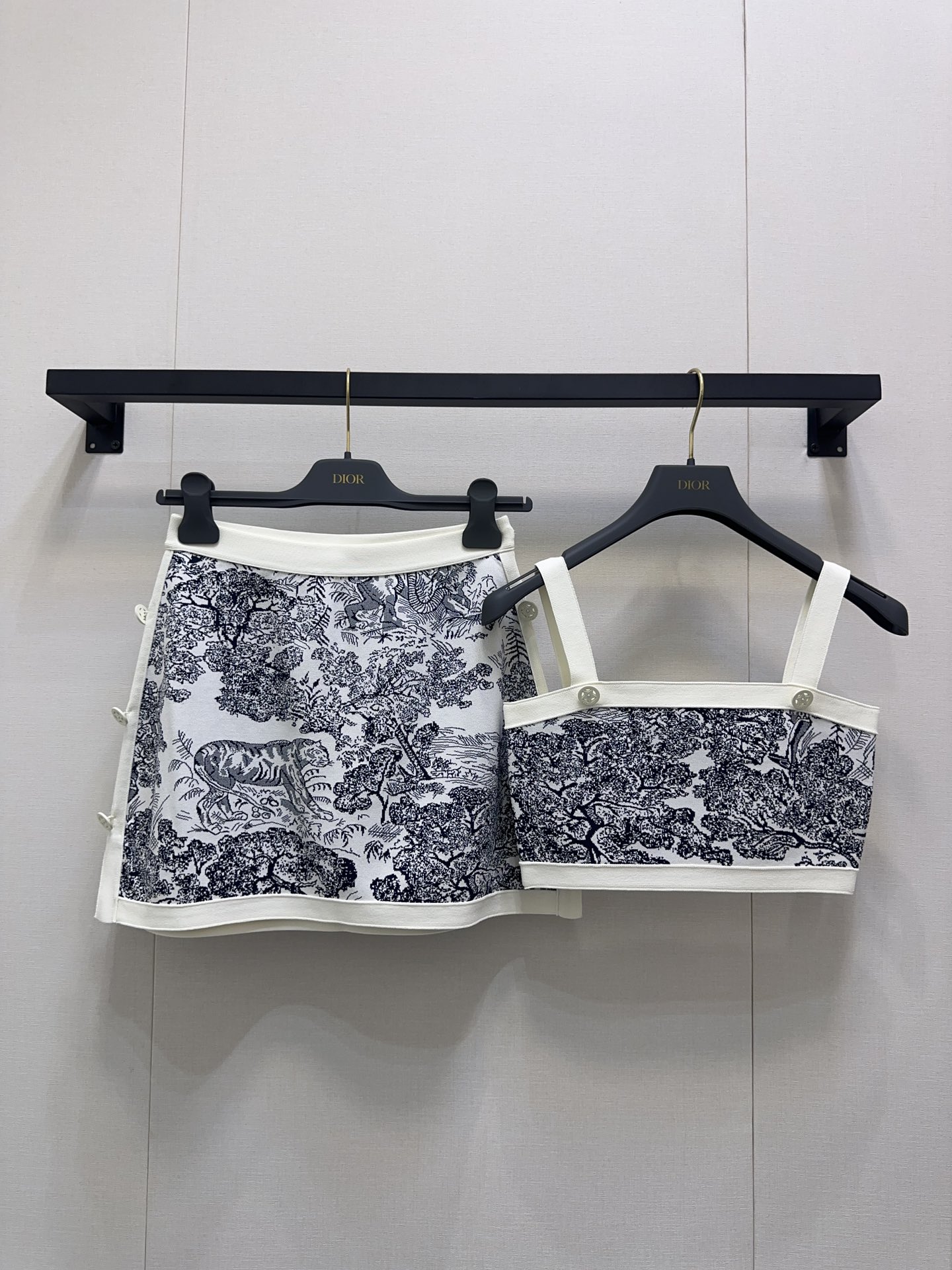 NO:460175,Dior 2025 early autumn new Juyi pattern suspender top, covered with black and white natural jungle animal and plant patterns, off-white edge thread collision, five-pointed star hollow round buckle, making the visual effect richer, the same design echoes the skirt, the one-side echo buckle design is unique, the upper body of the suit shows the elegant style, and the separate matching is also great. The must-have outfit for daily commuting and dates in the wardrobe, allowing elegance and calmness to last forever. Recommend a set of outfits. SML large-scale real shots, dior, skirts, alexander wang19860909Dior 2025 早秋新款茹伊图案吊带上衣 通体以黑白相间的自然丛林动植物图案满铺 米白色包边螺纹碰撞五角星镂空圆扣 让视觉效果更丰富 半裙同样设计呼应 裙摆单侧呼应扣设计别具一格 套装上身 尽显优雅风范 分开搭配也很赞 衣橱日常通勤约会必备穿搭 让优雅从容延续永恒 推荐一套穿搭 SML大货实拍,,dior,skirts,alexander wang,Women's clothing