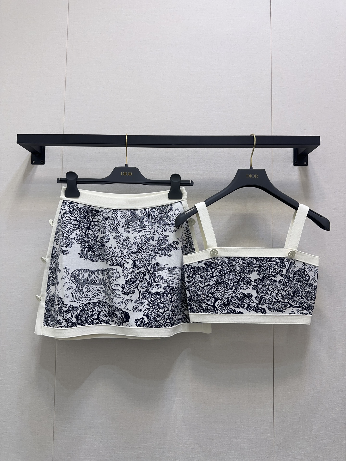 NO:460185,Dior 2025 New Juyi pattern skirt in early autumn, with black and white natural jungle animal and plant patterns all over the body. The off-white edge thread collision of five-pointed star hollow round buckle makes the visual effect richer. The skirt is the same design echoes the single-side echo buckle design of the skirt. The upper body of the suit shows the elegant style. It is also very good to match separately. The must-have outfit for daily commuting and dates in the wardrobe. Make elegance and calmness last forever. Recommend a set of outfits. SML large-scale real shots, dior, skirts, alexander wang19860909Dior 2025 早秋新款茹伊图案半裙 通体以黑白相间的自然丛林动植物图案满铺 米白色包边螺纹碰撞五角星镂空圆扣 让视觉效果更丰富 半裙同样设计呼应 裙摆单侧呼应扣设计别具一格 套装上身 尽显优雅风范 分开搭配也很赞 衣橱日常通勤约会必备穿搭 让优雅从容延续永恒 推荐一套穿搭 SML大货实拍,,dior,skirts,alexander wang,Women's clothing