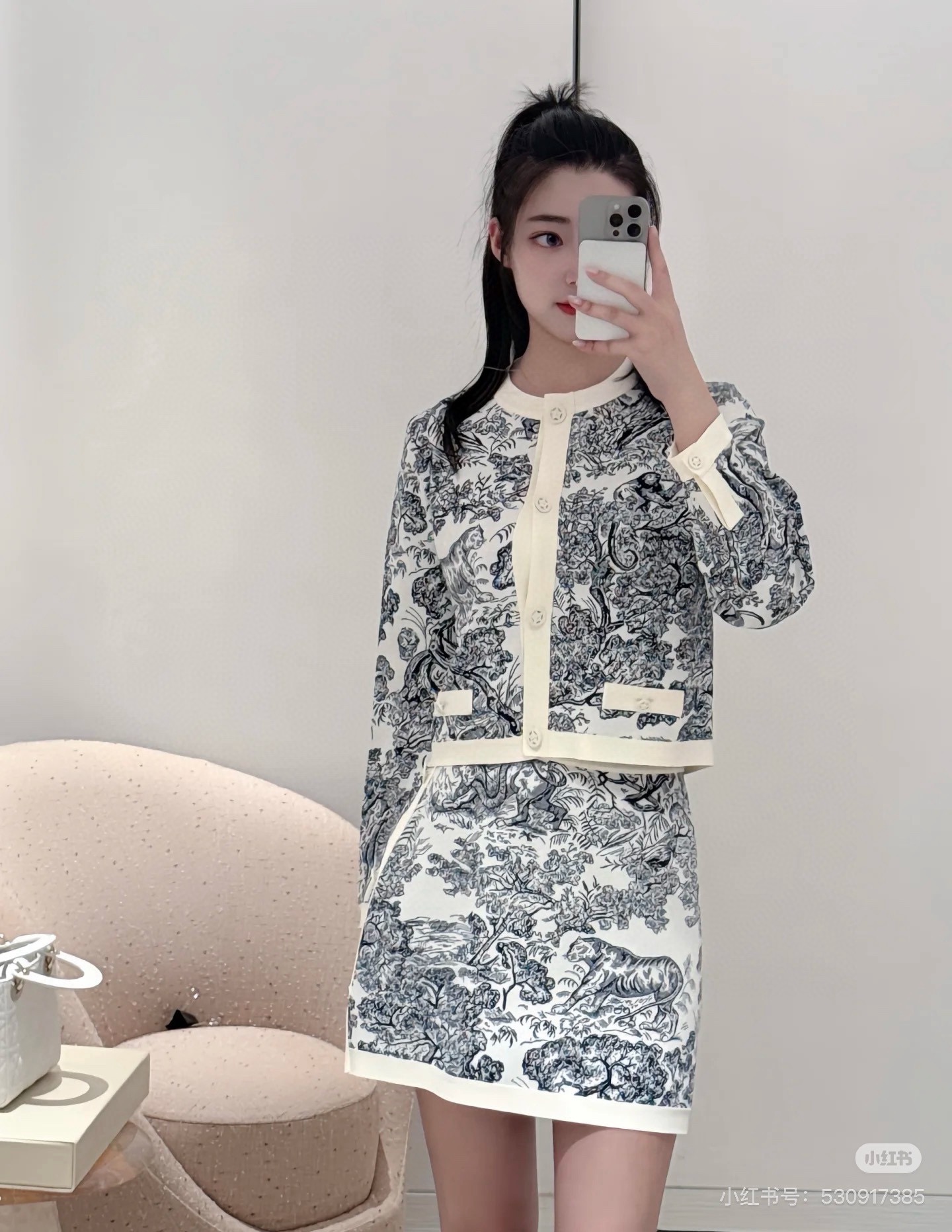 NO:460192,P Dior 2025 New Juyi pattern skirt in early autumn, with black and white natural jungle animal and plant patterns all over the body. The off-white edge thread collision of five-pointed star hollow round buckle makes the visual effect richer. The skirt is the same design echoes the single-side echo buckle design of the skirt. The upper body of the suit shows the elegant style. It is also very good to match separately. The must-have outfit for daily commuting and dates in the wardrobe. Make elegance and calmness last forever. Recommend a set of outfits. SML,,dior, skirts,alexander wang19860909P Dior 2025 早秋新款茹伊图案半裙 通体以黑白相间的自然丛林动植物图案满铺 米白色包边螺纹碰撞五角星镂空圆扣 让视觉效果更丰富 半裙同样设计呼应 裙摆单侧呼应扣设计别具一格 套装上身 尽显优雅风范 分开搭配也很赞 衣橱日常通勤约会必备穿搭 让优雅从容延续永恒 推荐一套穿搭 SML,,dior,skirts,alexander wang,Women's clothing