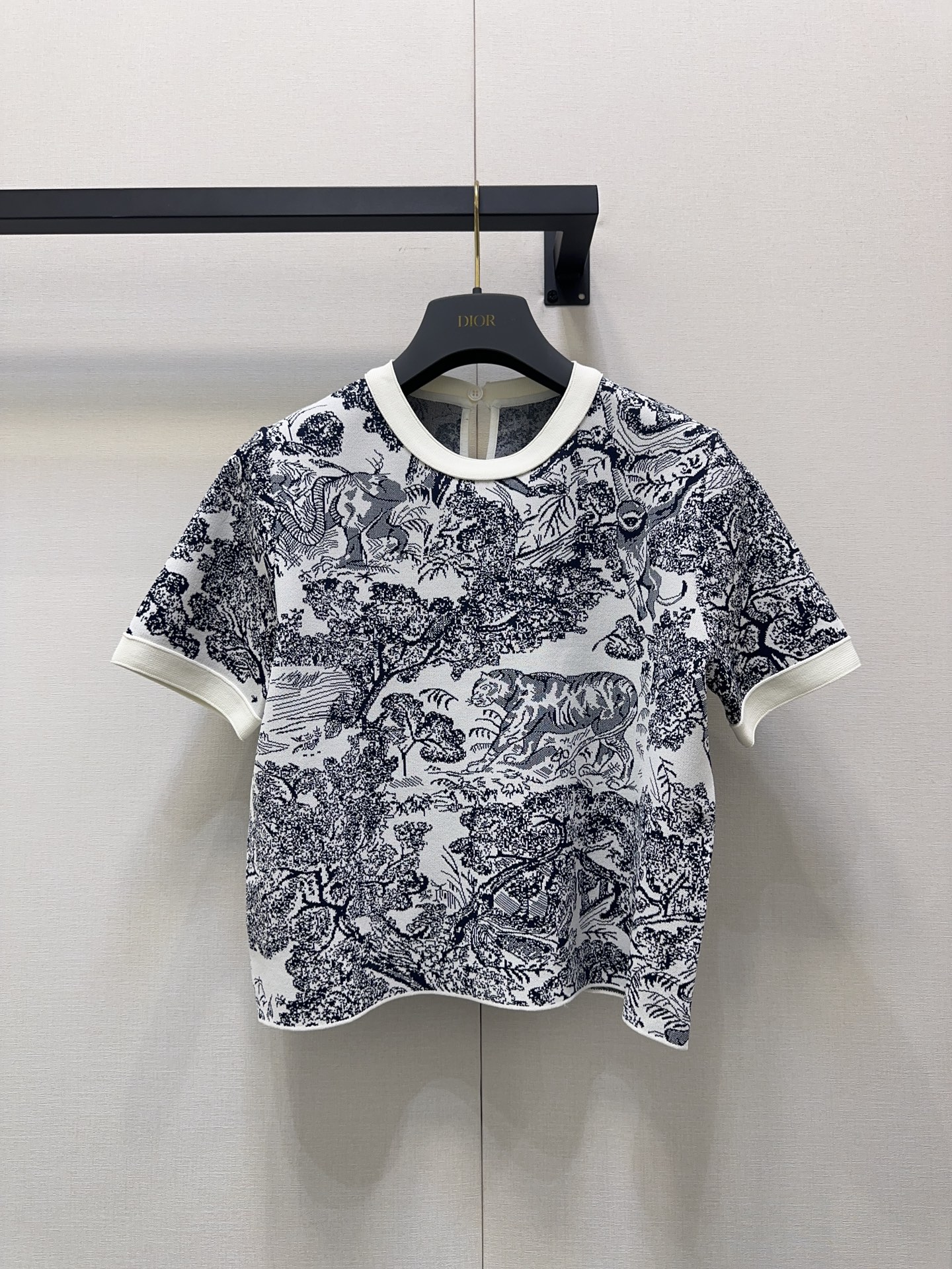 NO:460199,Dio*25 new high-end socialite temperament iviera animal jungle knitted short sleeves classic short H-style versatile and not picky, high-end tone French elegant temperament, imported high-end density yarn Swiss machine double-woven knitted yarn, the upper body looks slim and tall!  The quality of workmanship depends on the details!  S M L large-scale real-time photos, dior, T-shirt, alexander wang19860909Dio*25新款高版本名媛气质 iviera动物丛林针织短袖 经典短款H版型百搭不挑人,高级色调法式优雅气质,进口高支密度纱线瑞士机双织工艺针织纱线,上身显瘦又高挑！做工品质看细节！码数S M L大货实拍,,dior,T-shirt,alexander wang,Women's clothing