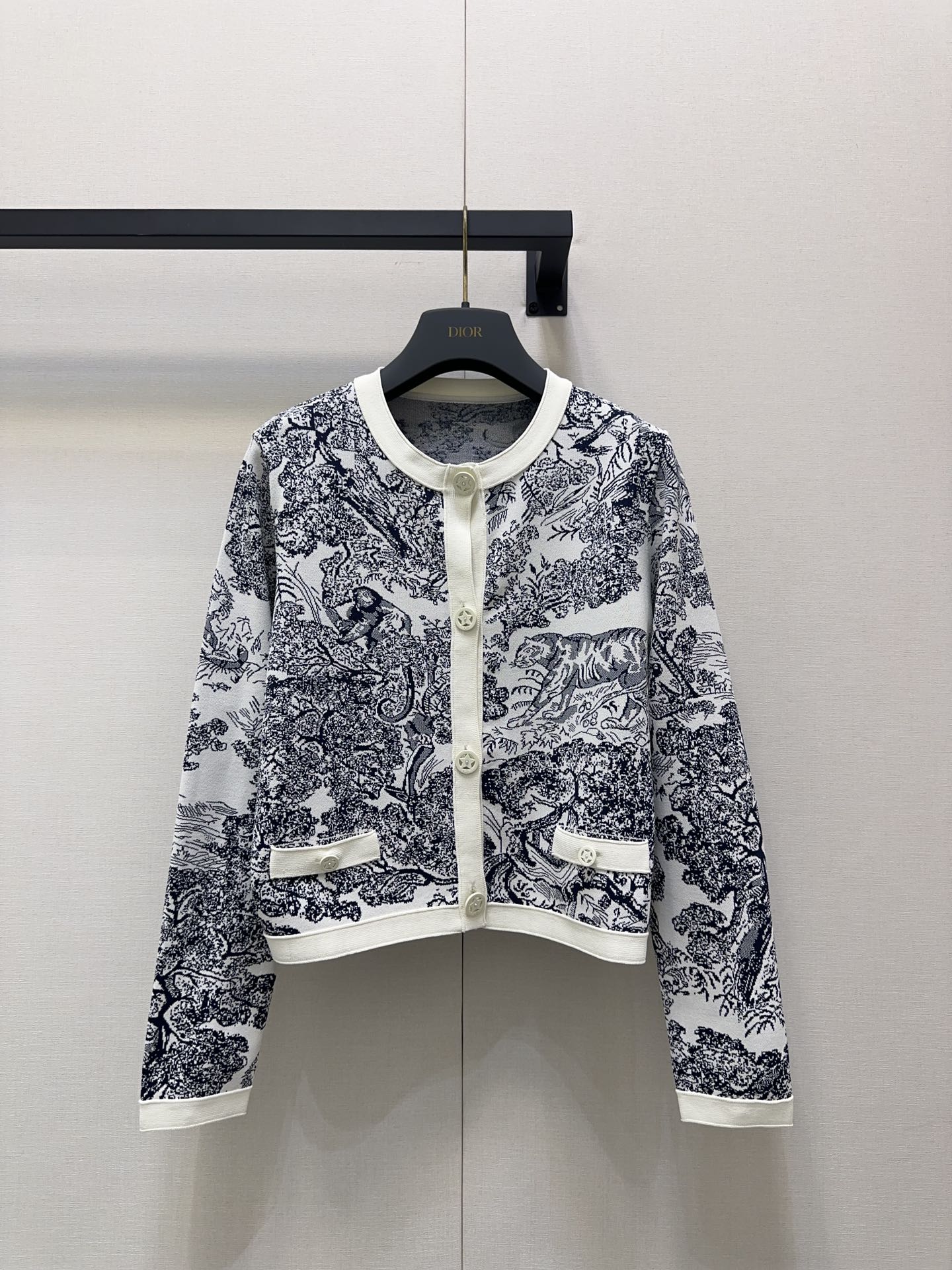 NO:460210,Dio*25 new high-end socialite temperament iviera animal jungle knitted cardigan jacket!  The classic short H-style style is versatile and not picky, with high-end French style and elegant temperament, imported high-end density yarn Swiss machine double-woven knitted yarn, making the upper body look slim and tall!  The quality of workmanship depends on the details!  S M L large-scale real-time photos, dior, jackets & coats, alexander wang19860909Dio*25新款高版本名媛气质 iviera动物丛林针织开衫小外套！经典短款H版型百搭不挑人,高级色调法式优雅气质,进口高支密度纱线瑞士机双织工艺针织纱线,上身显瘦又高挑！做工品质看细节！码数S M L大货实拍,,dior,jackets & coats,alexander wang,Women's clothing