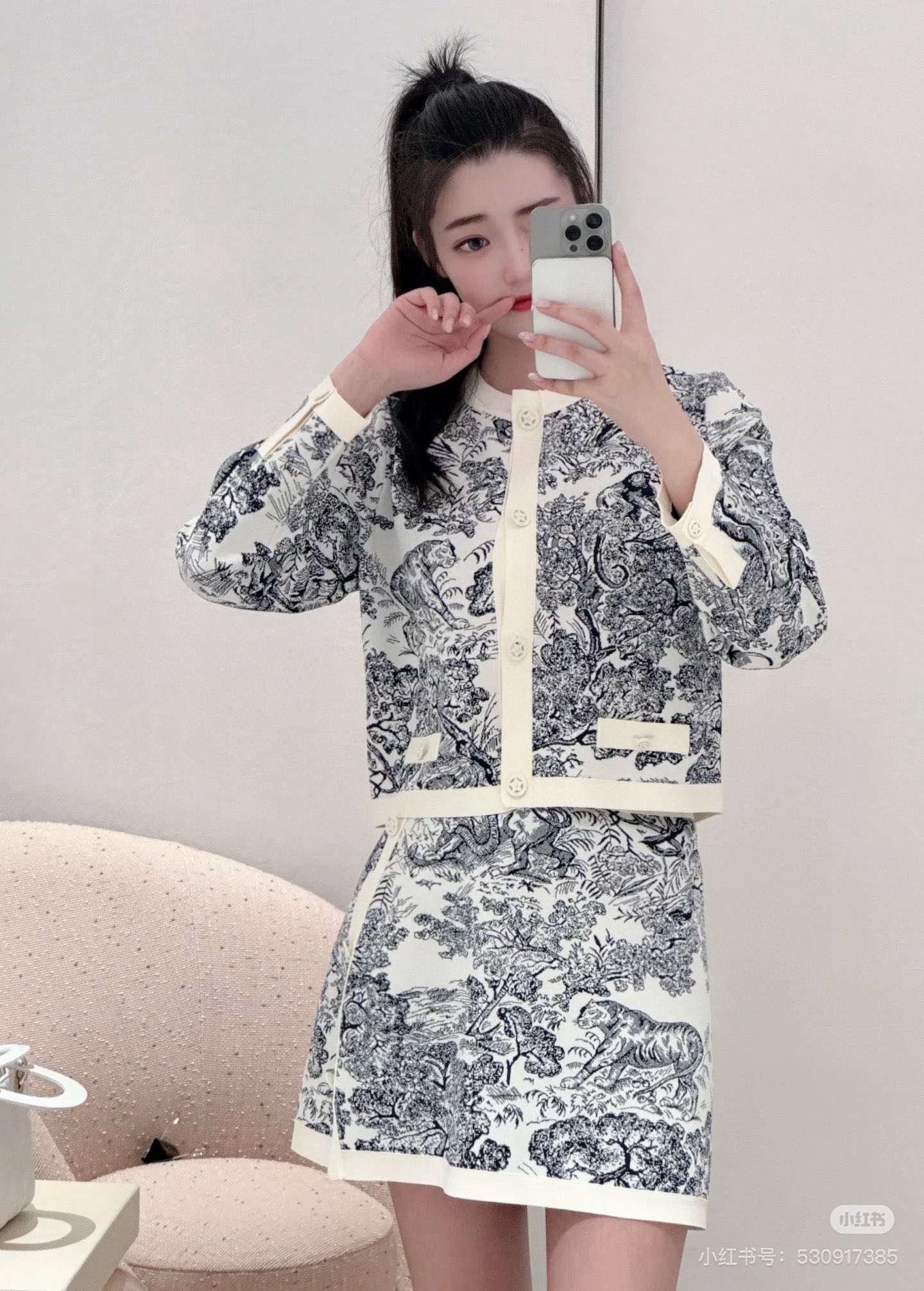 NO:460216,Dio*25 new high-end socialite temperament iviera animal jungle knitted cardigan jacket!  The classic short H-style style is versatile and not picky, with high-end French style and elegant temperament, imported high-end density yarn Swiss machine double-woven knitted yarn, making the upper body look slim and tall!  The quality of workmanship depends on the details!  S M L,,dior,jackets & coats,alexander wang19860909Dio*25新款高版本名媛气质 iviera动物丛林针织开衫小外套！经典短款H版型百搭不挑人,高级色调法式优雅气质,进口高支密度纱线瑞士机双织工艺针织纱线,上身显瘦又高挑！做工品质看细节！码数S M L,,dior,jackets & coats,alexander wang,Women's clothing